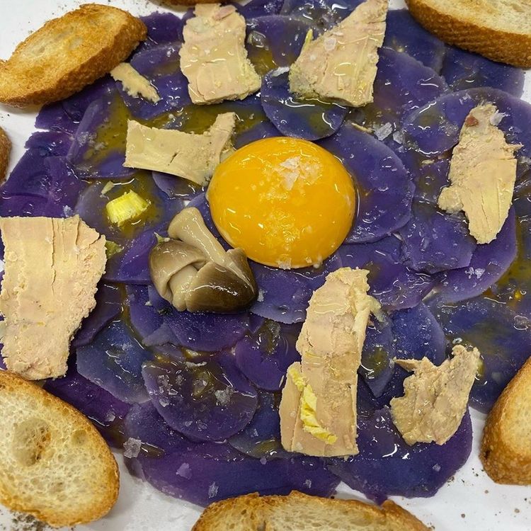 Carpaccio de patata violeta con foie
