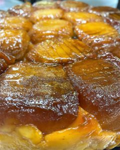 La perfección en la Tarta Tatin by Chef Andrés Riestra unicamente en KRAM GASTRO GRILLING las mejores tartas caseras de Andorra #tatin #cake #tarta #postres #manzana #pastry #dessert #foodporn #foodie #food #tarte #pommes #kram #kramandorra #andresriestra #chef #xef #andorra