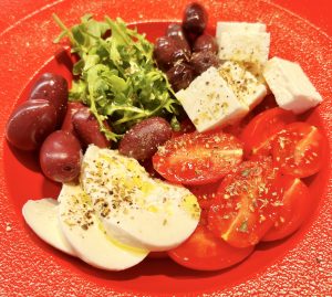 Ensaladas de Verano: Ensalada mediterránea con tomatitos prémium y rúcula, con quesos Feta y Mozzarella, Aceitunas Kalamata y Aragón