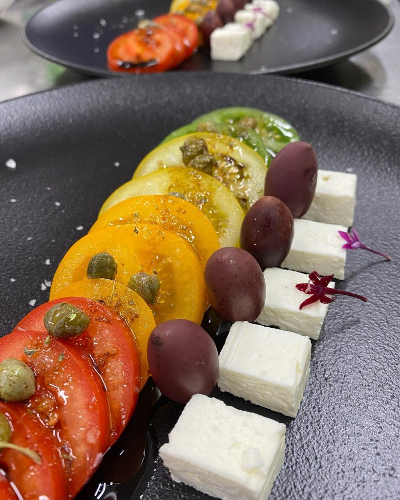 Amanida multicolor de tomàquets ecològics de la Bretanya a França, formatge "Feta", olives "Kalamata" i "tàperes" …