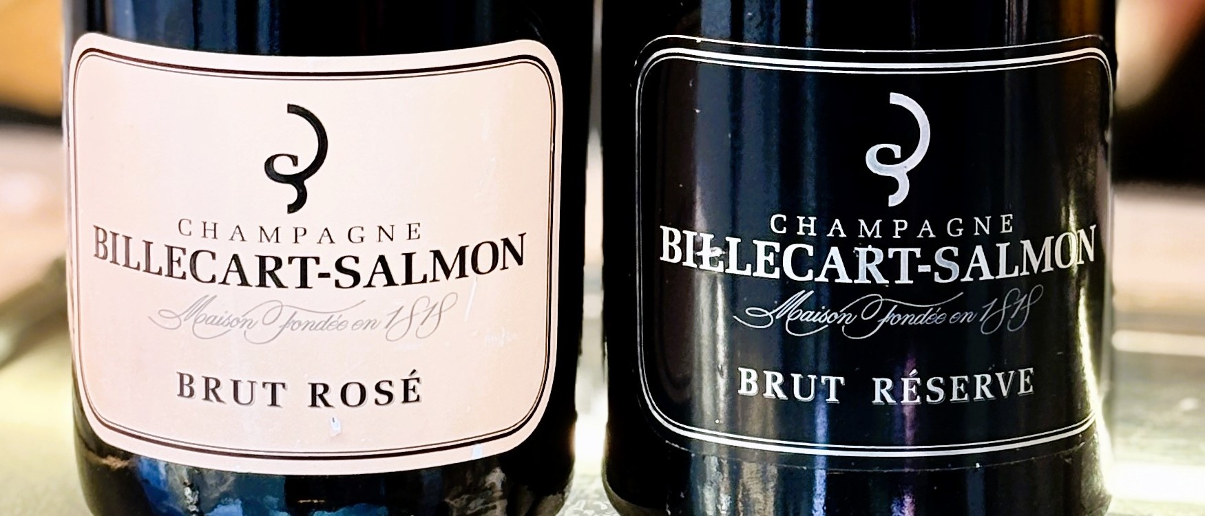 El Champagne Billecart-Salmon. Champán Brut rosé. Un champán generoso. Referencia entre los vinos rosados, este cuvée de aromas sutiles y apetitosos complacerá sus momentos más especiales gracias a su capa chispeante, su gran finura y vivacidad. Este champán es un rosado fruto de un ensamblaje de cepas de Chardonnay, Meunier y Pinot Noir vinificado en tinto.