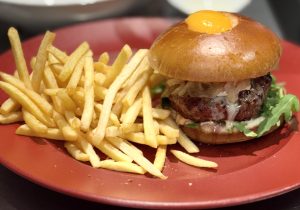 Restaurant KRAM, us presentem la nostra delícia: La Kramburguesa Especial a la Brasa. Hamburgueses KRAM