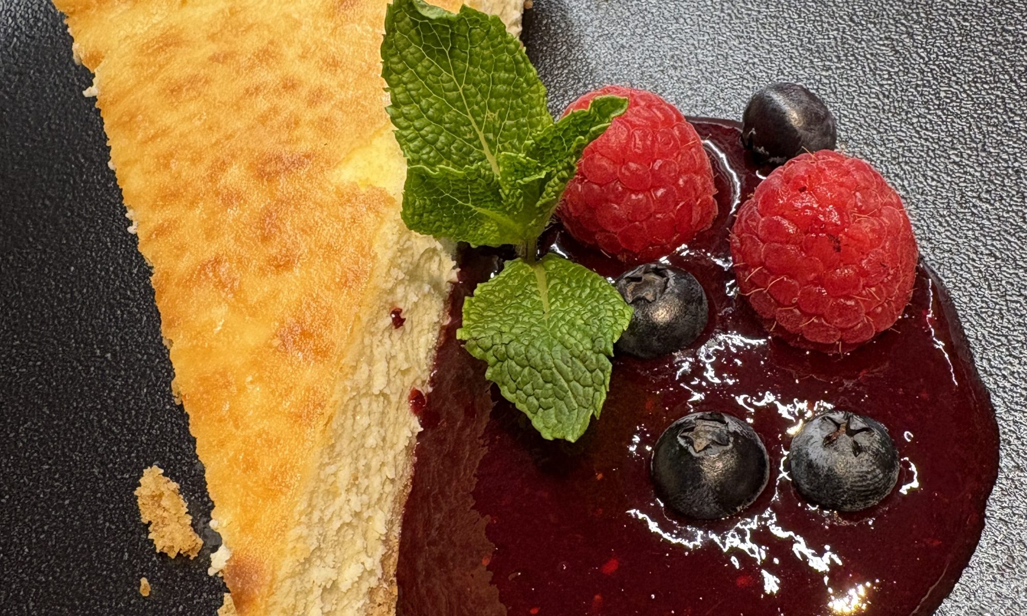 🍰 Les postres al Restaurant KRAM!🍰 Vine a descobrir el nostre irresistible pastís de formatge amb "coulis" de fruits vermells al Restaurant KRAM.