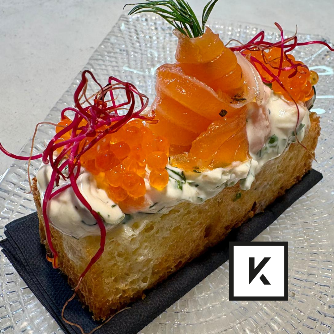 Per començar la setmana amb energia, visita el Restaurant KRAM a Andorra. Veniu a tastar el nostre deliciós brioix acabat de fer, farcit de tàrtar de vedella i una suau emulsió de mostasses.