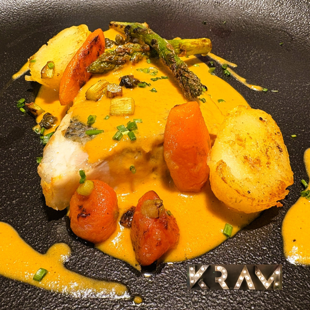 🍽️ Delícies de Llobarro al Restaurant KRAM! 🐟🍷 Avui us presentem una meravella gastronòmica que no us podeu perdre: Llobarro amb salsa de Martini i mostassa, acompanyat de verdures i tàperes saltades.  Un plat dissenyat per gaudir del peix fresc de les millors llotges, amb sabors i textures que us sorprendran i encantaran.  Podríem dir que és un plat que té un toc d’alta cuina Francesa. Veniu a KRAM i deixeu-vos portar per aquesta experiència culinària única. Cada mossegada és una experiència exclusiva i única, feia anys que no gaudia d’un plat a la vegada tan diferent o poc usual i exquisit! Amb la incorporació del nou Xef, podem dir que a KRAM tenim una cuina prèmium. #RestaurantKRAM #GastronomiaAndorrana #Andorra #Llobarro #PeixFresc #SalsaMartini #Mostassa #VerduresSaltades #Tàperes #Delicies #CuinaDeQualitat #MenjarDeliciós #PlacerGastronomic #VineAGaudir #ExperiènciaCulinària #SaborsÚnics #Lubina #Mostaza #RestaurantAndorra #AndorraRestaurant