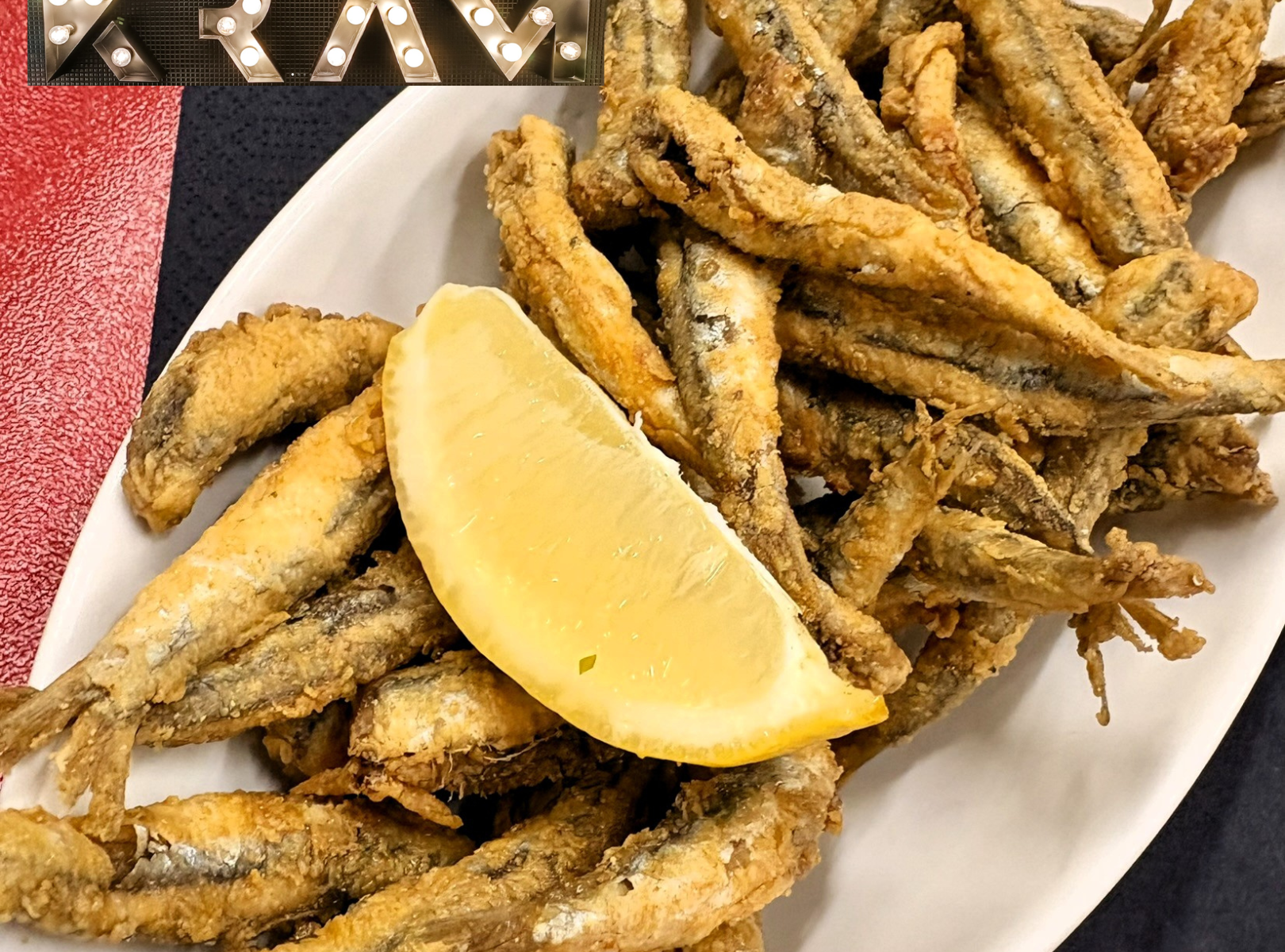 🍽️ “Boquerones Fritos a la Andaluza” a KRAM! 🍽️ Descobreix el sabor autèntic de la cuina de Tapes de qualitat al Restaurant KRAM amb els nostres deliciosos “Boquerones Fritos a la Andaluza”.  Aquests Seitons preparats amb tot l'amor i la tradició, fregits a la perfecció per oferir-te una experiència gastronòmica saborosa.  Vine a gaudir d'aquest clàssic en un ambient acollidor i elegant al centre comercial d'Andorra la Vella, a la zona Bancària.  Sabors que et transportaran directament al cor d'Andalusia! Aprofitem el dia d’avui 28 de febrer del 2025 per felicitar a tots els Andalusos residents o visitants d’Andorra en el seu gran dia de la comunitat andalusa. #KramAndorra #BoqueronesFritos #CuinaAndalusa #SaborsAutèntics #RestaurantAndorra #AndorraLaVella #AltaCuina #ExperiènciaCulinària #DelíciesDelMar #CuinaMediterrània #MenjarDeliciós #CentralComercial #SaborsTradicionals #MenjarFresc