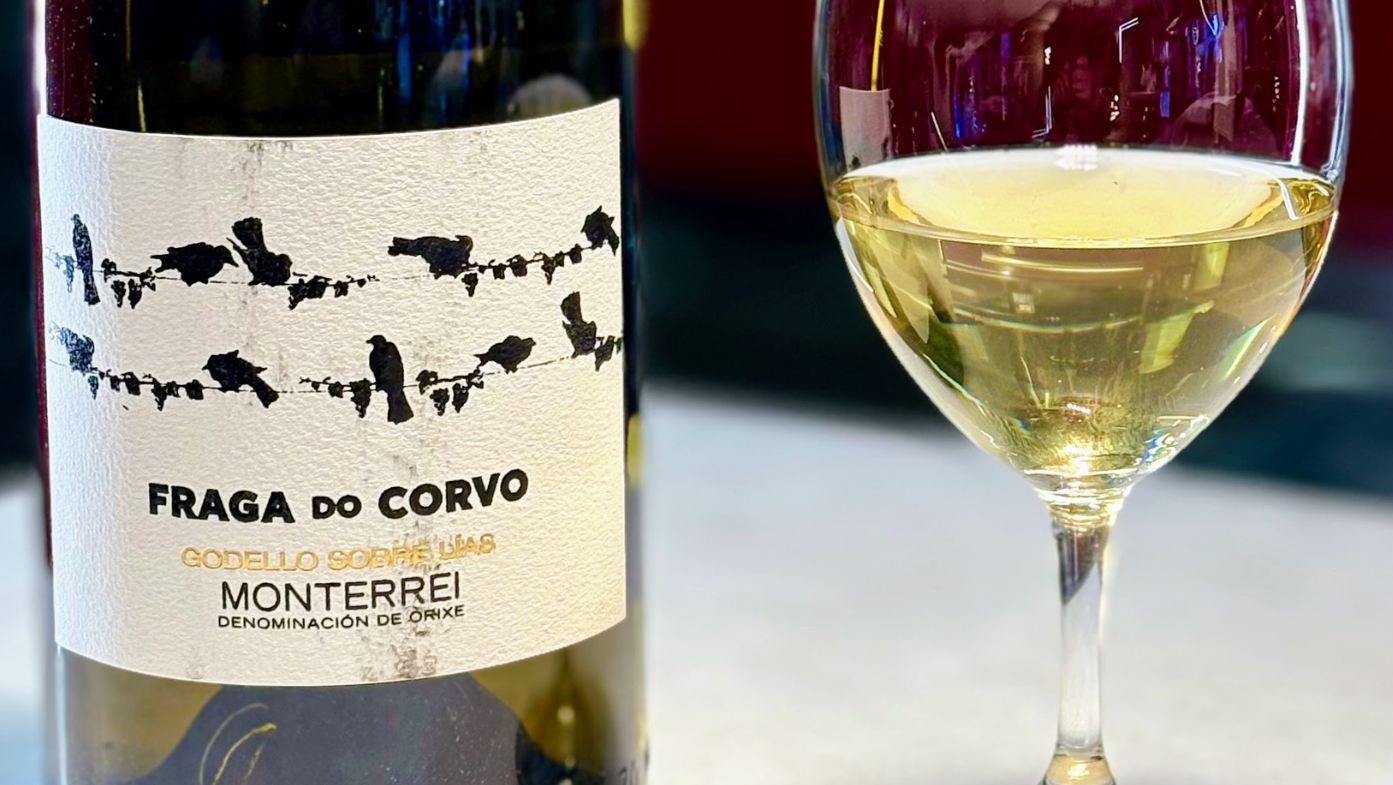 🍇 Descobreix Fraga do Corvo Godello al Restaurant KRAM! 🍇 Fraga do Corvo és un vi blanc de la D.O. Monterrei, elaborat per “Grandes Pagos Gallegos”. Aquest vi és un monovarietal de Godello, un raïm que creix en vinyes pròpies de més de 20 anys, situades en pendents de disgregació granítica. La verema es realitza manualment per evitar que els grans es trenquin i fermentin de forma prematura. La vinificació comença amb un control de temperatura en cambra frigorífica. Els grans de raïm se seleccionen manualment i és “despalillen” i maceren abans de passar per una premsa pneumàtica. Els mostos se separen i es fa un desfangament estàtic, seguit d'una fermentació a temperatura controlada. Fraga do Corvo es cria sobre lies fines, les "líes" o les mares en el context del vi es refereixen als sediments formats per partícules de llevats morts, restes de cèl·lules de llevat, fragments de polpa i altres sòlids que s'acumulen al fons d'un recipient de fermentació o en botes durant el procés elaboració del vi, durant set mesos i, abans de ser embotellat, s'estabilitza en dipòsits d'acer inoxidable per assolir prou maduresa. Vine al Restaurant KRAM i gaudeix de la nostra magnífica gastronomia i celler amb aquest vi excepcional! 🍷✨ #RestaurantKram #FragaDoCorvo #Godello #VinsDeQualitat #VinsBlancs #DOPMonterrei #Gastronomia #VinsGallegos #GastronomiaAndorrana #BodegaKram #CulturaDelVi #VinyesGodello #ViBlanc #Enoturisme #ViGourmet #ExperiènciaGastronòmica #MaridatgePerfecte #QualitatITradició #VinsDeGalicia #SaborAutèntic #KramAndorra