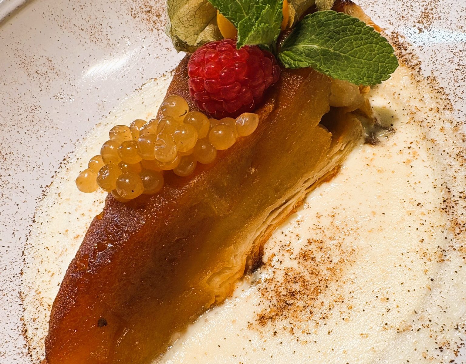 Descobreix les postres fetes a casa pel nostre xef a KRAM ANDORRA! 🍴🍰 Avui et presentem el nostre pastís Tatin amb fruites del bosc i crema anglesa. Aquesta combinació de sabors dolços i frescos és perfecta per a una experiència gastronòmica inoblidable. 🍏🍇 La història del pastís Tatin és tan deliciosa com el seu sabor. Aquesta famosa “tarta” va ser creada accidentalment per les germanes Tatin a França 🇫🇷, a finals del segle XIX. Sembla que una d'elles va deixar caure unes pomes caramel·litzades a la paella i, per salvar la situació, va decidir cobrir-les amb una capa de massa i enfornar-les. El resultat va ser un deliciós pastís invertit que es va convertir en un clàssic de la cuina francesa i a la vegada de tot el món. Vine a KRAM ANDORRA i deixa’t sorprendre per les nostres exquisides postres casolanes! #KramAndorra #PostresFetesACasa #PastísTatin #FruitesDelBosc #CremaAnglesa #AltaCuina #GastronomiaAndorrana #MenjarDeliciós #RestaurantAndorra #AndorraLaVella #DolçosIrresistibles No et perdis aquesta dolça meravella! 🍮✨