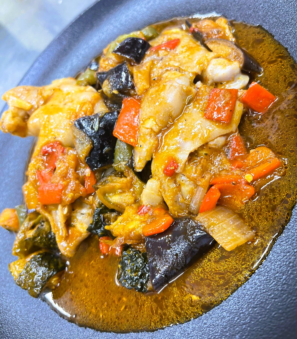 Peus de porc amb samfaina: tradició i sabor al Restaurant KRAM! 🍅✨