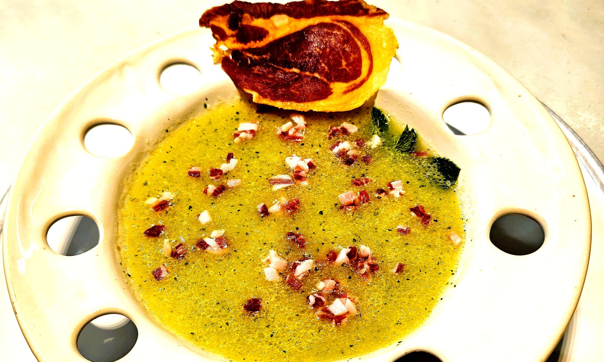 🍽️ Refrescante, elegante y llena de sabor! 🍽️   ¡Disfruta de un plato que combina frescura y contraste: nuestra Sopa Fría de Melón con crujiente de Jamón Serrano!   💫 Melón dulce y jugoso, la esencia de la temporada.   💫 Jamón ibérico crujiente, un toque salado y sabroso.   💫 Texturas únicas, equilibrio perfecto entre suavidad y intensidad.   ¡Un plato perfecto para empezar a saborear la gastronomía de KRAM!   📍 Reserva y descubre el auténtico sabor de la temporada en KRAM – Andorra la Vella!   #KRAMAndorra #SopaFríaDeMelón #VeranoGastronómico #SaboresQueCaptivan #MenjarAmbEncant #ExperienciaGastronómica #AndorraTaste #SaborFresco #CuinaDeQualitat #MenúDeTemporada #GastronomiaPremium #MomentsInoblidables #ComerBienEsUnArte #PlatosQueSorprenden #RestauranteAndorra #RestaurantesAndorralavella #andorraRestaurantes #Gastronomia #foodies #food