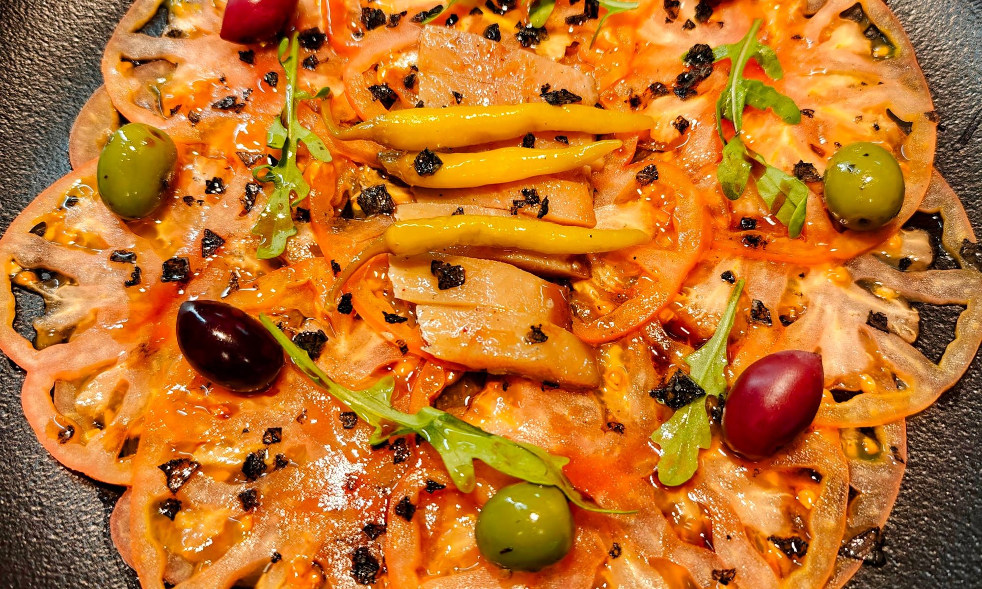 Carpaccio de tomàquet prèmium amb lloms d’Arengada fumada a KRAM Andorra la Vella! 🍅🐟✨   🔥 Un entrant delicat, fresc i ple de contrastos! 🔥   A KRAM Andorra, la gastronomia es viu amb passió i detall, i aquest plat ho demostra:   🍅 Tomàquet prèmium tallat finament per ressaltar la seva dolçor i frescor   🐟 Lloms d'arengada fumada que aporten intensitat i un toc sofisticat   🌿 Amaniment suau i equilibrat per potenciar cada matís del plat   ✨ Una combinació que sedueix el paladar i et convida a gaudir de l’essència mediterrània!   📍 Reserva la teva taula i descobreix infinitat de sabors innovadors a KRAM Andorra la Vella!   #KRAMAndorra #CarpaccioDeTomàquet #SardinaFumada #GastronomiaDeQualitat #MenjarQueCaptiva #EntrantIrresistible #CuinaMediterrània #SaborsAutèntics #MomentsGastronòmics #ReservaJa #CuinaDeProximitat #PassióPelProducte #ExperiènciaÚnica #MenjarAmbEncant #OnMenjarBé #SaborsQueEnamoren #GastronomiaPremium #AndorraTaste  