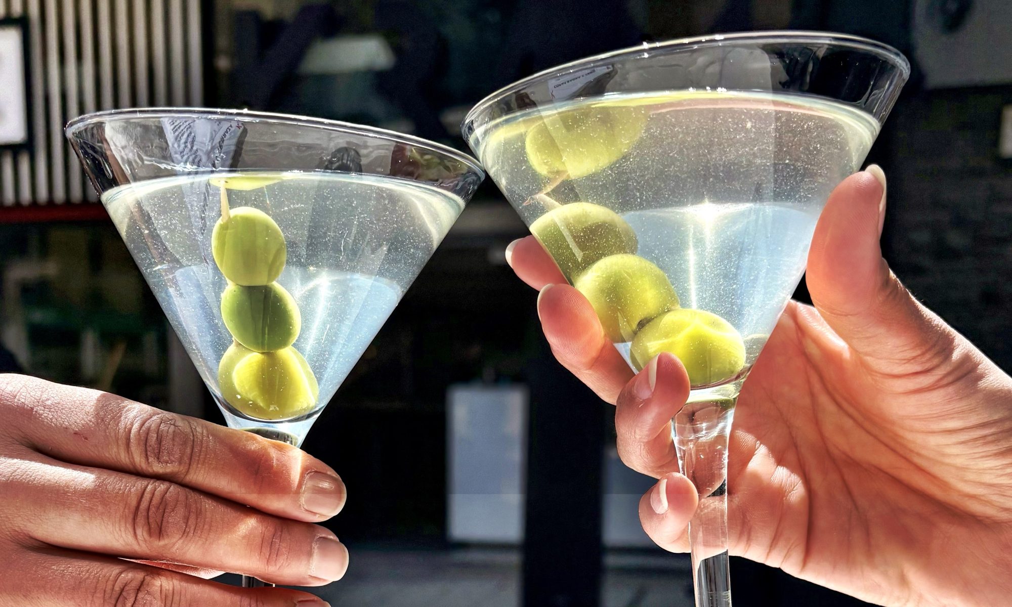 🍸 KRAM CÒCTEL BAR Un Dry Martini amb història! ✨   La primera vegada que vaig sentir parlar d’un Dry Martini va ser fa més de 40 anys a la mítica cocteleria Gotarda de Barcelona, una institució de la cocteleria del segle passat que encara funciona avui gràcies al seu fill.  Avui, a KRAM CÒCTEL BAR, he retrobat aquells sabors clàssics, l’elegància en la preparació i el saber fer d’aquella època.  Amb el nostre cocteler expert, he tastat un Dry Martini que m’ha fet viatjar en el temps, recordant els còctels d’en Josep Maria Gotarda.   🍸 Un espai únic i exclusiu al centre comercial d’Andorra la Vella!   🌟 L’essència de la cocteleria clàssica amb la perfecció de cada detall!   📍 Si vols viure una experiència autèntica, vine a KRAM i gaudeix del millor còctel en la nostra acollidora terrassa!   #KRAMAndorra #CocteleriaPremium #DryMartini #HistòriaICocteleria #SaborsQueCaptiven #MomentsIrresistibles #CocktailExperience #BrindisPerfecte #TerrassaAmbEncant #OnBrindarBé #SaborsAutèntics #MartiniTime #AndorraTaste #ProducteDeQualitat #CocteleriaClàssica #MomentÚnic #SaborsIrresistibles #PassióPelCòctel #Cuinaandorrana #TradicióICreativitat #BrindisAmbEstil #RestaurantesAndorra #AndorraRestaurantes 📱 Reserva la teva taula i gaudeix d’un còctel excepcional a KRAM! ✨