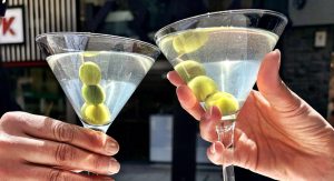 🍸 KRAM CÒCTEL BAR Un Dry Martini amb història! ✨   La primera vegada que vaig sentir parlar d’un Dry Martini va ser fa més de 40 anys a la mítica cocteleria Gotarda de Barcelona, una institució de la cocteleria del segle passat que encara funciona avui gràcies al seu fill.  Avui, a KRAM CÒCTEL BAR, he retrobat aquells sabors clàssics, l’elegància en la preparació i el saber fer d’aquella època.  Amb el nostre cocteler expert, he tastat un Dry Martini que m’ha fet viatjar en el temps, recordant els còctels d’en Josep Maria Gotarda.   🍸 Un espai únic i exclusiu al centre comercial d’Andorra la Vella!   🌟 L’essència de la cocteleria clàssica amb la perfecció de cada detall!   📍 Si vols viure una experiència autèntica, vine a KRAM i gaudeix del millor còctel en la nostra acollidora terrassa!   #KRAMAndorra #CocteleriaPremium #DryMartini #HistòriaICocteleria #SaborsQueCaptiven #MomentsIrresistibles #CocktailExperience #BrindisPerfecte #TerrassaAmbEncant #OnBrindarBé #SaborsAutèntics #MartiniTime #AndorraTaste #ProducteDeQualitat #CocteleriaClàssica #MomentÚnic #SaborsIrresistibles #PassióPelCòctel #Cuinaandorrana #TradicióICreativitat #BrindisAmbEstil #RestaurantesAndorra #AndorraRestaurantes 📱 Reserva la teva taula i gaudeix d’un còctel excepcional a KRAM! ✨