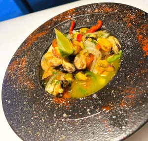 🌿 Musclos estil Thai a la vinagreta – Exòtics i irresistibles a KRAM Andorra! 🥢✨   🔥 Sabors frescos i aromàtics d’estiu! 🔥   A KRAM Andorra, situat al cor del centre comercial d’Andorra la Vella, ens agrada sorprendre’t amb combinacions úniques!  Els nostres musclos estil Thai a la vinagreta són un plat exquisit que fusiona el millor del marisc amb els tocs vibrants de la cuina tailandesa.   🦪 Musclos frescos gallecs, seleccionats per la seva qualitat excepcional   🌶️ Vinagreta Thai, amb l’equilibri perfecte entre acidesa i dolçor   🍋 Tocs cítrics, amb llima i coriandre per potenciar els sabors   🥢 Un plat perfecte per compartir, amb una presentació que sedueix   ✨ Vine a KRAM i descobreix aquesta delícia tailandesa amb el millor producte de proximitat!   📍 Reserva la teva taula i viu l’experiència gastronòmica!   #KRAMAndorra #MusclosThai #CuinaAsiàtica #GastronomiaPremium #SaborAutèntic #MenjarQueCaptiva #ReservaJa #CuinaInnovadora #SaborsExòtics #ExperiènciaGastronòmica #AndorraTaste #MenjarAmbEncant #CuinaDeProximitat #SaborsQueEnamoren #PlatsQueSorprenen #FusionGastronòmica #ProducteFresc #MenjarQueSorprèn #BrasaPerfecta #OnMenjarBé #RestaurantesAndorra #AndorraRestaurantes #RestauranteAndorralaVella
