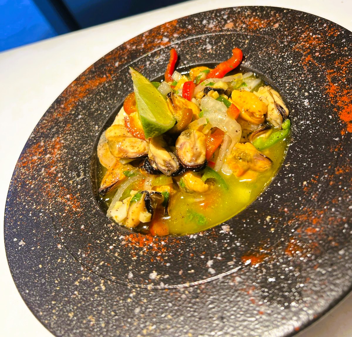 🌿 Musclos estil Thai a la vinagreta – Exòtics i irresistibles a KRAM Andorra! 🥢✨   🔥 Sabors frescos i aromàtics d’estiu! 🔥   A KRAM Andorra, situat al cor del centre comercial d’Andorra la Vella, ens agrada sorprendre’t amb combinacions úniques!  Els nostres musclos estil Thai a la vinagreta són un plat exquisit que fusiona el millor del marisc amb els tocs vibrants de la cuina tailandesa.   🦪 Musclos frescos gallecs, seleccionats per la seva qualitat excepcional   🌶️ Vinagreta Thai, amb l’equilibri perfecte entre acidesa i dolçor   🍋 Tocs cítrics, amb llima i coriandre per potenciar els sabors   🥢 Un plat perfecte per compartir, amb una presentació que sedueix   ✨ Vine a KRAM i descobreix aquesta delícia tailandesa amb el millor producte de proximitat!   📍 Reserva la teva taula i viu l’experiència gastronòmica!   #KRAMAndorra #MusclosThai #CuinaAsiàtica #GastronomiaPremium #SaborAutèntic #MenjarQueCaptiva #ReservaJa #CuinaInnovadora #SaborsExòtics #ExperiènciaGastronòmica #AndorraTaste #MenjarAmbEncant #CuinaDeProximitat #SaborsQueEnamoren #PlatsQueSorprenen #FusionGastronòmica #ProducteFresc #MenjarQueSorprèn #BrasaPerfecta #OnMenjarBé #RestaurantesAndorra #AndorraRestaurantes #RestauranteAndorralaVella