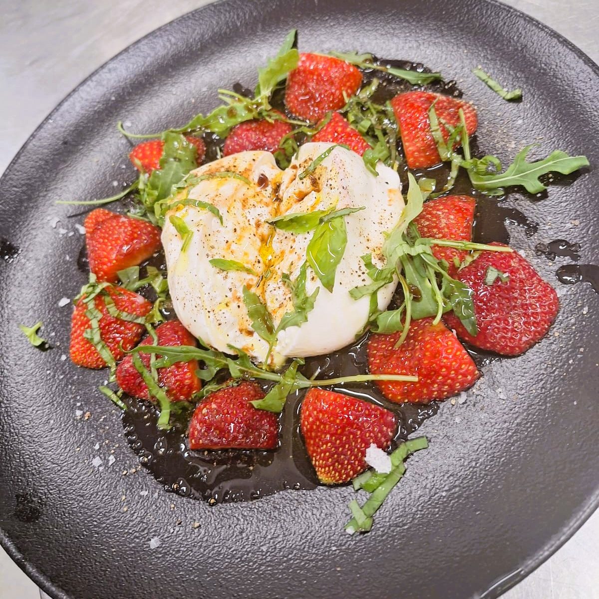 🍓Amanida de maduixes amb ruca, Burrata i vinagreta d’alfàbrega – L’essència de la primavera i l'estiu a KRAM Andorra! 🥗✨   🔥Frescor, contrast i sabor en un plat únic!🔥   A KRAM Andorra, celebrem la primavera amb una proposta irresistiblement refrescant i gourmet. La combinació de maduixes del Maresme, Burrata cremosa i vinagreta d’alfàbrega transforma aquesta amanida en una experiència gastronòmica plena de matisos.   🌱 Ruca fresca, amb el seu toc lleugerament picant   🍓 Maduixes del Maresme, dolces i sucoses, en el seu millor moment   🧀 Burrata italiana, suau, cremosa i perfecta per fondre’s amb el conjunt   🌿 Vinagreta d’alfàbrega, l’accent aromàtic que eleva cada mossegada ✨ Un plat ple d’equilibri i elegància, perfecte per la primavera i l’estiu   📍 Reserva la teva taula i vine a gaudir d’aquesta delícia a KRAM Andorra!   #KRAMAndorra #AmanidaDeMaduixes #CuinaMediterrània #SaborsQueCaptiven #MenjarQueSorprèn #GastronomiaPremium #ProducteDeQualitat #MenjarFresc #CuinaInnovadora #PassióPelProducte #ReservaJa #AndorraTaste #MomentsIrresistibles #BurrataCremosa #SaborsAutèntics #ExperiènciaGastronòmica #MenjarAmbEncant #BrasaPerfecta #OnMenjarBé #SaborsExquisits #RestaurantAndorra #AndorraRestaurant