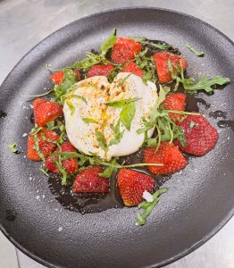 🍓Amanida de maduixes amb ruca, Burrata i vinagreta d’alfàbrega – L’essència de la primavera i l'estiu a KRAM Andorra! 🥗✨   🔥Frescor, contrast i sabor en un plat únic!🔥   A KRAM Andorra, celebrem la primavera amb una proposta irresistiblement refrescant i gourmet. La combinació de maduixes del Maresme, Burrata cremosa i vinagreta d’alfàbrega transforma aquesta amanida en una experiència gastronòmica plena de matisos.   🌱 Ruca fresca, amb el seu toc lleugerament picant   🍓 Maduixes del Maresme, dolces i sucoses, en el seu millor moment   🧀 Burrata italiana, suau, cremosa i perfecta per fondre’s amb el conjunt   🌿 Vinagreta d’alfàbrega, l’accent aromàtic que eleva cada mossegada ✨ Un plat ple d’equilibri i elegància, perfecte per la primavera i l’estiu   📍 Reserva la teva taula i vine a gaudir d’aquesta delícia a KRAM Andorra!   #KRAMAndorra #AmanidaDeMaduixes #CuinaMediterrània #SaborsQueCaptiven #MenjarQueSorprèn #GastronomiaPremium #ProducteDeQualitat #MenjarFresc #CuinaInnovadora #PassióPelProducte #ReservaJa #AndorraTaste #MomentsIrresistibles #BurrataCremosa #SaborsAutèntics #ExperiènciaGastronòmica #MenjarAmbEncant #BrasaPerfecta #OnMenjarBé #SaborsExquisits #RestaurantAndorra #AndorraRestaurant