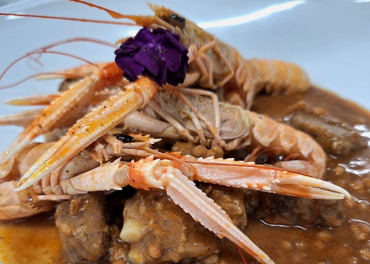 🔥 Mar i muntanya de llenties amb escamarlans i costella de porc – Tradició i innovació a KRAM Andorra! 🦐🥩   El mar i muntanya és un plat versàtil, autèntic i ple de matisos. A KRAM Andorra, el convertim en una experiència gastronòmica única, combinant sabors intensos i ingredients de primera qualitat!   🍽️ Llentilles meloses, que aporten textura i equilibri al plat   🦐 Escamarlans frescos amb tot el sabor de la mar Mediterrània  🥩 Costella de porc tendra, cuinada lentament per potenciar-ne l’exquisidesa   ✨ Un plat que fusiona terra i mar en perfecta harmonia! Vine a KRAM Andorra i descobreix la millor cuina tradicional!   📍 Reserva la teva taula i gaudeix d’una recepta única a Andorra la Vella!   #KRAMAndorra #MarIMuntanya #LlentiesMeloses #EscamarlansFrescos #CostellaDePorc #SaborsQueCaptiven #MenjarQueSorprèn #CuinaAutèntica #OnMenjarBé #ReservaJa #PassióPelProducte #SaborsIrresistibles #GastronomiaPremium #MomentsÚnics #MenjarAmbEncant #BrasaPerfecta #CuinaDeQualitat #ProducteFresc #Restaurantandorra #andorraRestaurantes #AndorralaVella #kram #tapasbar #CocktailBar