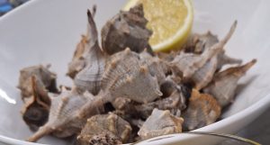 Aquesta setmana, a KRAM Andorra, et portem una autèntica joia gastronòmica: els cargols de punxa, també coneguts com a "cañaillas"!