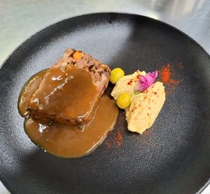 🔥🍽️ Lingot de Xai del Pirineu amb Hummus de Cigrons i Oliva Verda | Exclusivitat i sabor a KRAM Andorra! 🏔️✨   A KRAM Andorra, la cuina de qualitat és la nostra essència. Descobreix el nostre Lingot de Xai del Pirineu, cuinat lentament per aconseguir una tendresa excepcional, acompanyat de sabors que realcen cada matís.   🥩 Xai del Pirineu, cuinat lentament per una textura melosa   🌿 Hummus de cigró, cremositat i equilibri perfecte   🫒 Oliva verda, el toc mediterrani que harmonitza el plat   ✨ Un plat amb ànima, ideal per gaudir d’una experiència gastronòmica inoblidable!   📍 Vine a KRAM Andorra i deixa’t sorprendre! Reserva taula i descobreix el millor xai del Pirineu!   #KRAMAndorra #LingotDeXai #SaborQueCaptiva #CuinaDeQualitat #GastronomiaPremium #PassióPelProducte #MenjarQueSorprèn #ReservaJa #MomentsIrresistibles #MenjarAmbEncant #AltaCuina #OnMenjarBé #RestaurantandorralaVella #Barbecue #BBQ #RestaurantesAndorra #AndorraRestaurantes