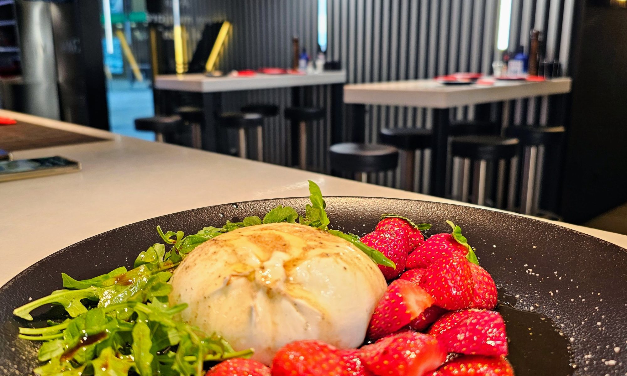 🥗🍓 Amanida de Burrata amb Maduixes i Vinagreta d'Alfàbrega. Frescor i sabor a KRAM Andorra! 🍽️✨   A KRAM Andorra, celebrem la combinació perfecta entre textura cremosa, frescor i aromes mediterranis.  Descobreix la nostra amanida de burrata, on la dolçor de les maduixes originàries del Maresme a la província de Barcelona, es fusiona amb el toc potent de la vinagreta de l'alfàbrega, creant un plat delicat i irresistible.   🧀 Autèntica Burrata italiana, cremosa i suau   🍓 Maduixes fresques, dolces, saboroses i vibrants   🌿 Vinagreta d'alfàbrega, aromàtica i equilibrada   ✨ Un plat molt saborós per als amants dels sabors frescos, delicats i per començar un àpat a KRAM ANDORRA.  📍 Vine a KRAM Andorra i gaudeix d'aquesta meravellosa combinació! Reserva taula i viu una experiència gastronòmica excepcional!  Has de tenir en compte que Maduixes del maresme només en tenim durant uns 30 dies l’any. #KRAMAndorra #AmanidaGourmet #BurrataPremium #SaborsQueCaptiven #CuinaDeQualitat #MenjarQueSorprèn #ReservaJa #PassióPelProducte #MomentsIrresistibles #MenjarAmbEncant #OnMenjarBé #RestaurantAndorra #AndorraRestaurantes #Restaurantesandorralavella #Marisqueria #lamillormarisqueria #Ostres #Huitres #Guillardeau #Champagne #Aperitiusalaterrassa