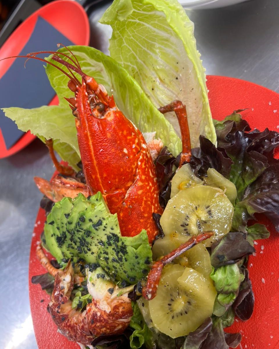 🥗🦞 AMANIDA TROPICAL DE LLAMÀNTOL.  L’ESTIU TÉ UN NOU SABOR A KRAM ANDORRA. Quan el sol brilla i la gana demana frescor... a KRAM ANDORRA et proposem un plat que ho té tot: 🌿 llamàntol suculent 🥑 advocat cremós 🥝 kiwi refrescant 🍈 i una vinagreta exòtica de fruita de la passió que desperta els sentits, un plat d’estiu. Una amanida que no només és fotogènica al plat... sinó que captura el gust de l’estiu en cada mossegada. Perfecta per gaudir-la a la nostra terrassa amb una copa ben freda i bona companyia. 📍 T’esperem al cor d’Andorra la Vella per oferir-te una experiència tropical amb segell gourmet a KRAM. #KramAndorra #AmanidaTropical #LlamàntolAmbEstil #MenjarRefrescant #CuinaDEstiu #SaborExòtic #GastronomiaAmbPersonalitat #AndorraGourmet #MenjarAmbColors #FoodiesAndorra #TerrassaKram #RestaurantAndorralavella #RestaurantAndorra #MariscAndorra #AndorraMarisc 🌞📸🎶