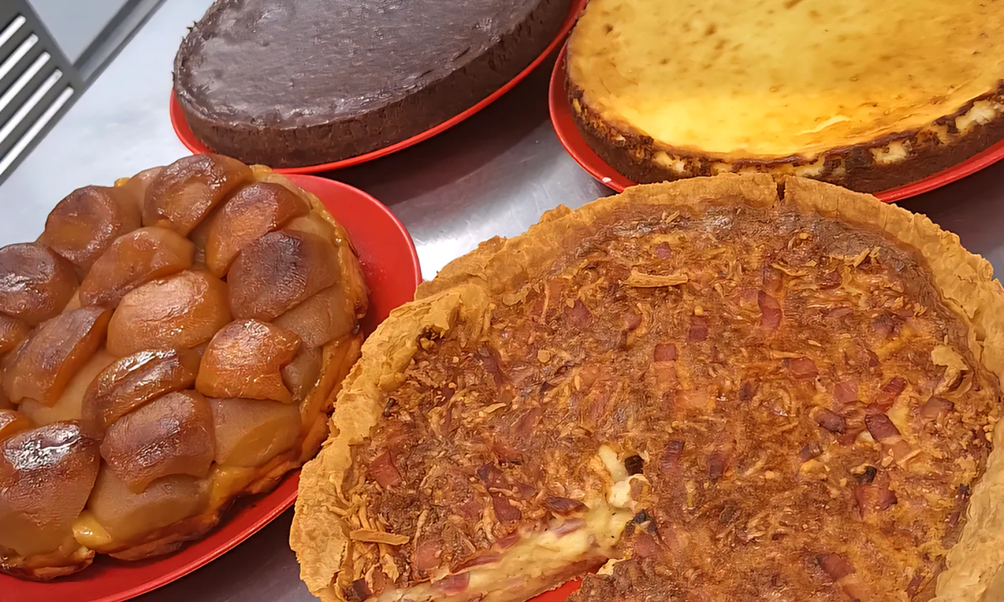 🍰 Dolç final a KRAM! El nostre xef Jordi Guerrero transforma les postres en una obra d’art que sedueix els sentits: 🍫 Pastís cremós de xocolata — Intensitat pura amb textura i un sabor exclusiu. 🍓 Cheesecake — Un clàssic irresistible amb toc casolà. 🍎 Tatin — Les típiques postres poma i màgia en cada mossegada. 🥓 Quichê Lorraine — l’elegància salada també és protagonista! Descobreix-los a la nostra carta o suggeriments i deixa’t temptar... ✨ 📍 Restaurant KRAM — Andorra #jordigt #kram #andorra #oovmmyjob #carta #postres #pastís #lespostres 😋