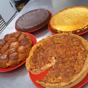 🍰 Dolç final a KRAM! El nostre xef Jordi Guerrero transforma les postres en una obra d’art que sedueix els sentits: 🍫 Pastís cremós de xocolata — Intensitat pura amb textura i un sabor exclusiu. 🍓 Cheesecake — Un clàssic irresistible amb toc casolà. 🍎 Tatin — Les típiques postres poma i màgia en cada mossegada. 🥓 Quichê Lorraine — l’elegància salada també és protagonista! Descobreix-los a la nostra carta o suggeriments i deixa’t temptar... ✨ 📍 Restaurant KRAM — Andorra #jordigt #kram #andorra #oovmmyjob #carta #postres #pastís #lespostres 😋