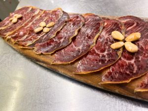 🥩✨ RESTAURANT KRAM ANDORRA CECINA DE WAGYU: L’ELEGÀNCIA QUE ES TASTA. Cecina de Wagyu Tajima 100 % full blood, curada durant un mínim de 18 mesos. A KRAM ANDORRA, la perfecció se serveix en fines làmines: 🔸 Cecina de Wagyu Tajima 100 % full blood, curada durant un mínim de 18 mesos amb el respecte que mereix una carn d’origen llegendari. 🔸 Textura melosa i mantegosa, amb una infiltració de greix saludable que dona melositat incomparable en boca 🔸 Riquesa d’àcids oleics i omega-3, sense grasses saturades. 🔸 Un gust extraordinàriament suau, amb un toc lleugerament dolç que recorda el foie prèmium. 🍷 Ideal per maridar amb vi negre de Montsant o del Priorat, una copa de cava brut nature o una ampolla de Champagne. Una delícia pensada per paladars exigents i moments especials. 📍 Descobreix-la al cor d’Andorra, només a RESTAURANT KRAM a ANDORRA la VELLA — on el gust i la cura pels detalls ho són tot. #KramAndorra #CecinaDeWagyu #WagyuJapó #TajimaFullBlood #CarnAmbCaràcter #CuracióLenta #GastronomiaSelecta #FoodiesAndorra #SaborsQueEnamoren #AmbGreixSaludable #Omega3 #ÀcidsOleics #CuinaDeLuxe #RestaurantAmbEstil #ExperiènciaGastronòmica #MomentsKram #AndorraGourmet #PlatsAutèntics #CecinaDAutor #MenjarAmbEmoció #TexturesQueSedueixen #CuinaElegant #GustDeFoie #MaridatgePerfecte #SaborExclusiu #RestaurantAndorrlaVella #andorralaVellaRestaurant 📸🔥🥩