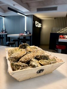 O las amas o las odias. En cualquier caso, se trata de uno de los ingredientes más exquisitos del planeta, con un sinfín de matices según donde se cultive y se afine. Saber todo sobre ellas es tarea imposible, pero sí hay algunas nociones, direcciones y consejos imprescindibles para disfrutar de este molusco de la manera más gourmet. Los romanos solían comer ostras sazonadas con garum, una especialidad a base de vísceras y trozos de pescado fermentados, y se dice que Luis XIV de Francia fue un gran devorador de esta delicatessen. Lo que comemos de las ostras es su cuerpo, formado principalmente por los órganos reproductores y digestivos envueltos en un tejido carnoso y resbaladizo. Las ostras se pueden comer todo el año, aunque la tradición aconseja aprovechar los meses más fríos (los que tienen ‘r’, es decir de septiembre a abril). Deben comprarse vivas, con las conchas cerradas o que se cierran al tocarlas y chequeando cuidadosamente su «pedigrí» para evitar malas sorpresas. Una vez abiertas, tienen que estar llenas de agua y oler sutilmente a mar . La fórmula gastronómica más ligera y tradicional: crudas y frescas , con un poco de pimienta blanca, limón, vinagre y chalota, mantequilla y pan de centeno . Otra manera de comerlas, la más directa y sencilla, es aspirando el agua con sabor a mar . Fundamental masticarlas antes de ingerirlas. 🦪✨ OSTRES GILLARDEAU. L’AUTÈNTIC SABOR DEL MAR A KRAM ANDORRA A KRAM, la mar arriba en forma de joia: les ostres Gillardeau, autèntics tresors gastronòmics amb segell d’excel·lència. 🌊 Criades artesanalment a la costa oest de França (Marennes-Oléron), cada ostra es gira a mà seguint el ritme de les marees, es neteja amb delicadesa i es cuida com un gran vi... fins a assolir la carn voluptuosa, el sabor refinat i les notes afruitades que les fan úniques. 🔍 El seu segell distintiu amb la "G" gravada amb làser n’acredita l’autenticitat i el valor. 👨‍🍳 Reconegudes pels millors xefs del món, formen part de les cartes més selectes… i a KRAM Andorra, les tenim per a tu. 📍 Vine a degustar el sabor del mar, en un ambient elegant i relaxat, al cor del Centre comercial d’Andorra la Vella. #RestaurantKRAM #OstresGillardeau #GastronomiaDeLuxe #CuinaAmbEstil #OstresPremium #MarennesOléron #TapesDeMar #GourmetAndorra #AltaGastronomia #FoodiesAndorra #CuinaFrancesa #SaborAutèntic #PeixFresc #ProducteExclusiu #OystersLovers #OstresAmbClasse #MomentsGastronòmics #TastaKRAM #Ostras #Guillardeau #ElegànciaMarina #JoiesDelMar #OystersExperience #Foodies #andorre #Andorra📸🥂🦪