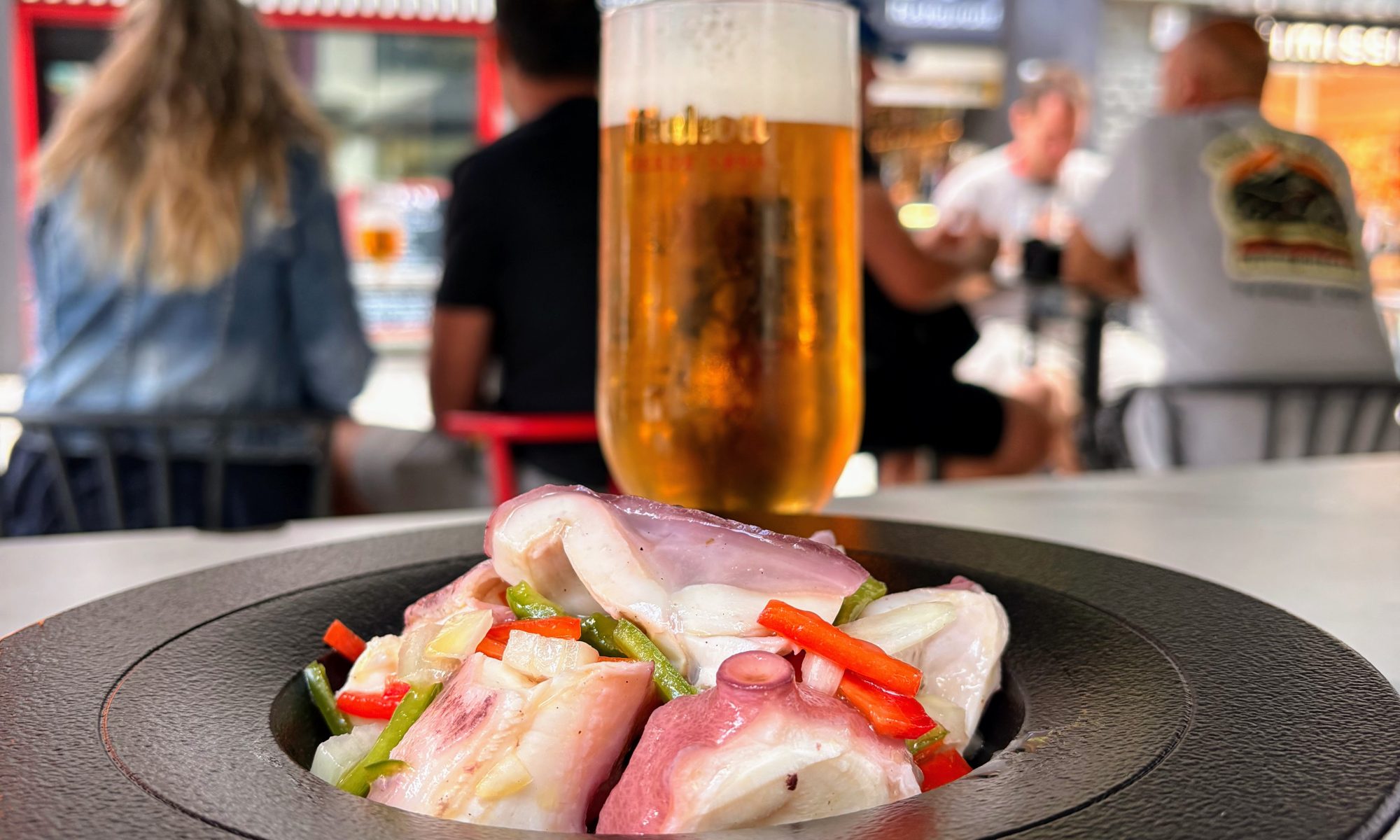 🐙✨ EL POP GALLEC A LA VINAGRETA DE KRAM. UN CLÀSSIC AMB ÀNIMA D’ESTIU Quan la qualitat es troba amb la quantitat… i tot plegat et refresca el cos. A KRAM Andorra, et presentem una tapa que mai falla: 🔹 Pop gallec a la vinagreta — tendre, saborós i amanit amb el nostre toc especial. Servit fred, amb verdures picades fines i un raig generós d’oli d’oliva verge i vinagre de xeres… 🍋 És lleuger, és saludable, i et dona felicitat des de la primera mossegada. 🌿 Perfecte per compartir, encara millor per no deixar-ne ni una mica. 🌇 I si ho gaudeixes a la terrassa de KRAM, amb la fresqueta de la tarda i un vermut o una canya de MAHOU al costat… Estàs exactament on toca. #PopGallecAKRAM #TapesAmbEstil #TerrassaAmbEncant #KRAMAndorra #CuinaDeQualitat #TapaFresca #MomentsKRAM #SaborsQueInspiren #GastronomiaAndorrana #FoodieVibes #PopAVinagreta #CuinaAutèntica #UnPlaerDeTarda #TapesDeVeritat #ViuElKRAM #RestaurantAndorra #AndorraRestaurant #TapasBar #Bardetapas
