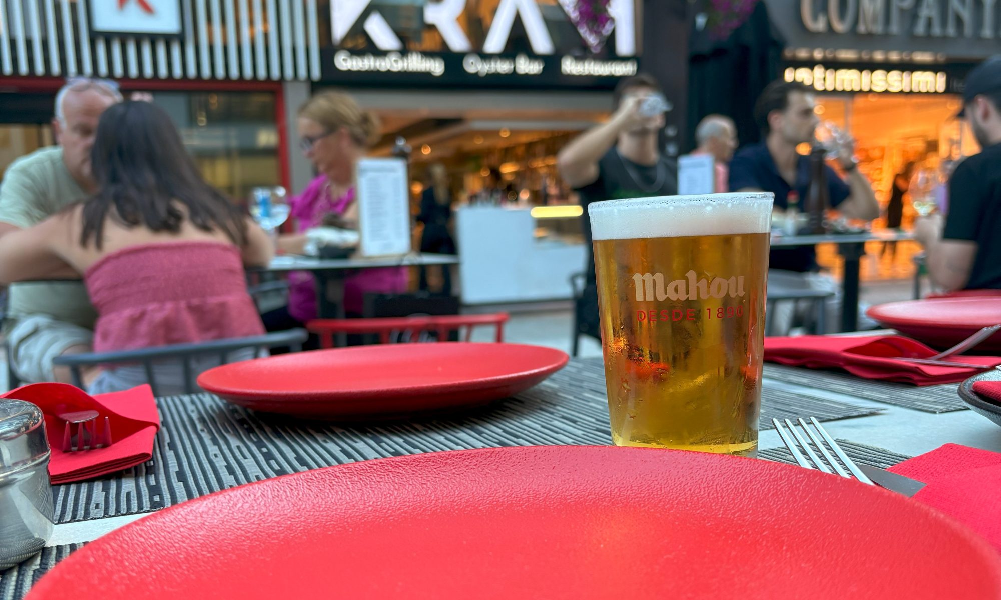 🥩🐙🍮 RESTAURANT KRAM – PLATS AMB CARÀCTER I DOLÇ FINAL INOBLIDABLE A KRAM ANDORRA, celebrem la cuina d’alt nivell amb sabors potents, textures delicades i postres que toquen el cor. Aquí teniu tres raons per fer parada… i tornar-hi amb ganes 👇 🔸 Tataki de Vaca Madurada, tallat a la mida justa i marcat amb precisió, servit amb una exquisida salsa de múrgules que dona profunditat i aroma de bosc andorrà. Una combinació que parla de terra i sofisticació 🍄🔥 🔸 Pop en Tempura – tendresa perfecta amb coberta lleugera i cruixent, que manté tot el sabor marí i el presenta amb elegància 🐙✨ 🔸 Flam d’ou casolà – tan simple com difícil de trobar: fet amb paciència, ous frescos i sucre caramel·litzat. Les postres que emocionen, sense artificis, com s’ha fet tota la vida 🍮💛 📍 I tot això… des de la nostra terrassa acollidora, on la gastronomia es gaudeix amb tranquil·litat, vista i el caliu del bon servei. #RestaurantKRAM #TatakiDeVacaMadurada #SalsaDeMúrgules #PopEnTempura #FlamDouCasolà #PlatsQueSedueixen #AltaCuinaAndorra #FoodiesAmbGust #PostresQueEnamoren #CuinaAmbEstil #AndorraTéSabor #CaliuKRAM #GastronomiaDAltNivell #TerrassaAmbEncant #MomentsKRAM #PlatsExclusius #CuinaDeProximitat #SaborsAutèntics #PostresSenseFiltres #CuinaAmbPersonalitat #PlatsDeXef #QualitatIGust #ExperiènciaGastronòmica #RestaurantsAndorralaVella 📸🥢✨