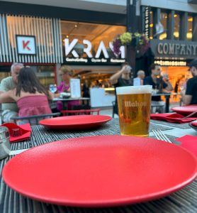 🥩🐙🍮 RESTAURANT KRAM – PLATS AMB CARÀCTER I DOLÇ FINAL INOBLIDABLE A KRAM ANDORRA, celebrem la cuina d’alt nivell amb sabors potents, textures delicades i postres que toquen el cor. Aquí teniu tres raons per fer parada… i tornar-hi amb ganes 👇 🔸 Tataki de Vaca Madurada, tallat a la mida justa i marcat amb precisió, servit amb una exquisida salsa de múrgules que dona profunditat i aroma de bosc andorrà. Una combinació que parla de terra i sofisticació 🍄🔥 🔸 Pop en Tempura – tendresa perfecta amb coberta lleugera i cruixent, que manté tot el sabor marí i el presenta amb elegància 🐙✨ 🔸 Flam d’ou casolà – tan simple com difícil de trobar: fet amb paciència, ous frescos i sucre caramel·litzat. Les postres que emocionen, sense artificis, com s’ha fet tota la vida 🍮💛 📍 I tot això… des de la nostra terrassa acollidora, on la gastronomia es gaudeix amb tranquil·litat, vista i el caliu del bon servei. #RestaurantKRAM #TatakiDeVacaMadurada #SalsaDeMúrgules #PopEnTempura #FlamDouCasolà #PlatsQueSedueixen #AltaCuinaAndorra #FoodiesAmbGust #PostresQueEnamoren #CuinaAmbEstil #AndorraTéSabor #CaliuKRAM #GastronomiaDAltNivell #TerrassaAmbEncant #MomentsKRAM #PlatsExclusius #CuinaDeProximitat #SaborsAutèntics #PostresSenseFiltres #CuinaAmbPersonalitat #PlatsDeXef #QualitatIGust #ExperiènciaGastronòmica #RestaurantsAndorralaVella 📸🥢✨