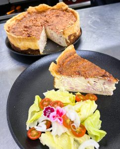 Chez KRAM ANDORRA, redécouvrez la quiche Lorraine authentique : 🔸 Pâte brisée croustillante. Mélange onctueux d’œufs et crème fraîche (la fameuse migaine) Lardons fumés qui apportent la touche salée parfaite...