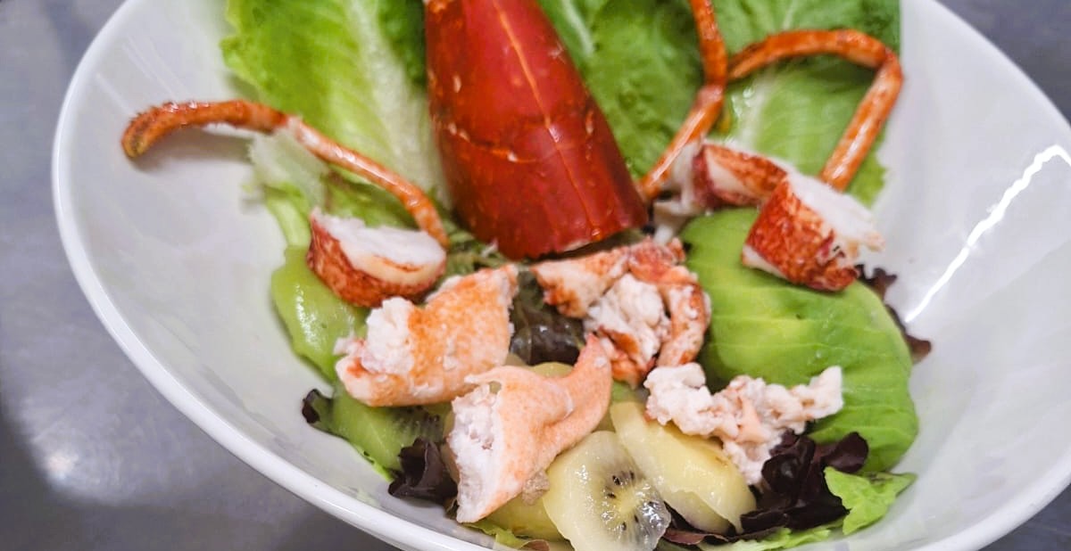 MARISQUERIA KRAM RESTAURANT. ELS PRODUCTES DEL MAR ÉS PODENT CUINAR DE MOLTES MANERES EN AQUEST CAS EL NOSTRE XEF SUGGEREIX UNA AMANIDA DE LLAMÀNTOL. A KRAM ANDORRA, cada plat parla de mar i refinament. I l’amanida tropical de llamàntol amb vinagreta de fruita de la passió és una experiència que sedueix els sentits i redefineix el concepte d’entrada gastronòmica Llamàntol fresc i tendre, pelat i presentat amb elegància Fruits tropicals que aporten frescor, color i contrast: mango, pinya, papaia… I una vinagreta de fruita de la passió que equilibra acidesa i dolçor, en una presentació que eleva el plat a territori d’autor Ideal per començar un àpat mariner amb caràcter, compartir moments únics i celebrar la cuina fresca i creativa que ens fa únics a Andorra. Vine a KRAM, gaudeix des de la terrassa o dins el nostre espai elegant, i descobreix per què la marisqueria d’Andorra parla en tropical i llamàntol. #MarisqueriaKRAM #LlamàntolAmbEstil #AmanidaTropical #VinagretaDeFruitaDeLaPassió #CuinaCreativa #AltaGastronomia #SaborsExòtics #PlatsQueSedueixen #EntrantsAmbCaràcter #RestaurantAndorra #FoodiesDeMarisc #CuinaDeTemporada #AndorraTéSabor #PlatsDeXef #ExperiènciaGastronòmica #SaborsQueEmocionen #CuinaAmbÀnima #TerrassaAmbEncant #CuinaAmbPersonalitat #MenjarQueSorprèn “Al tròpic també hi ha mar”