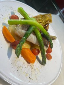 🐟🥦 RESTAURANT KRAM. EL SABOR DEL MAR FRESC I D’AVUI, PEIX I MARISC SEGONS MERCAT. A KRAM ANDORRA, cada dia és una oportunitat per sorprendre el paladar amb peix fresc d’alta qualitat, triat segons disponibilitat al mercat del peix i cuinat amb respecte absolut pel producte 💎🔥 🍽️ El protagonista? El que la llotja ens ofereix avui, amb sabor autèntic i textura impecable — llobarro, orada, rap, salmó salvatge… segons arribada! 🥦 I per acompanyar-lo, verdures fresques cuinades al dente o al gust del client: 🔸 Bròquil verd i cruixent 🔸 Espàrrecs suculents 🔸 Pastanagues dolces i aromàtiques Tot amb un toc suau d’oli d’oliva verge de primera premsada i presentació elegant que defineix el nostre estil. 🌿 A KRAM, apostem per la frescor, la naturalitat i el bon tracte, perquè cada àpat mariner sigui una experiència gourmet i propera. 📍 Vine i deixa’t seduir pel peix del dia, amb verdures que fan gaudir encara més el peix. Cuina marina de veritat, només a KRAM ANDORRA. #RestaurantKRAM #PeixSegonsMercat #PeixFrescDeQualitat #VerduresAlDente #CuinaMarina #AltaCuinaAndorrana #AndorraTéSabor #PlatsAmbCaliu #CuinaDeTemporada #SaborsAutèntics #PlatsQueSedueixen #CuinaDAutor #TerrassaAmbEncant #FoodiesAndorra #GastronomiaDeVeritat #MenjarAmbEstil #MomentsKRAM #CuinaAmbRespecte #FrescorCadaDia #SaborsDelMarc #RestaurantAndorra #andorraRestaurantes 📸🐠🥦