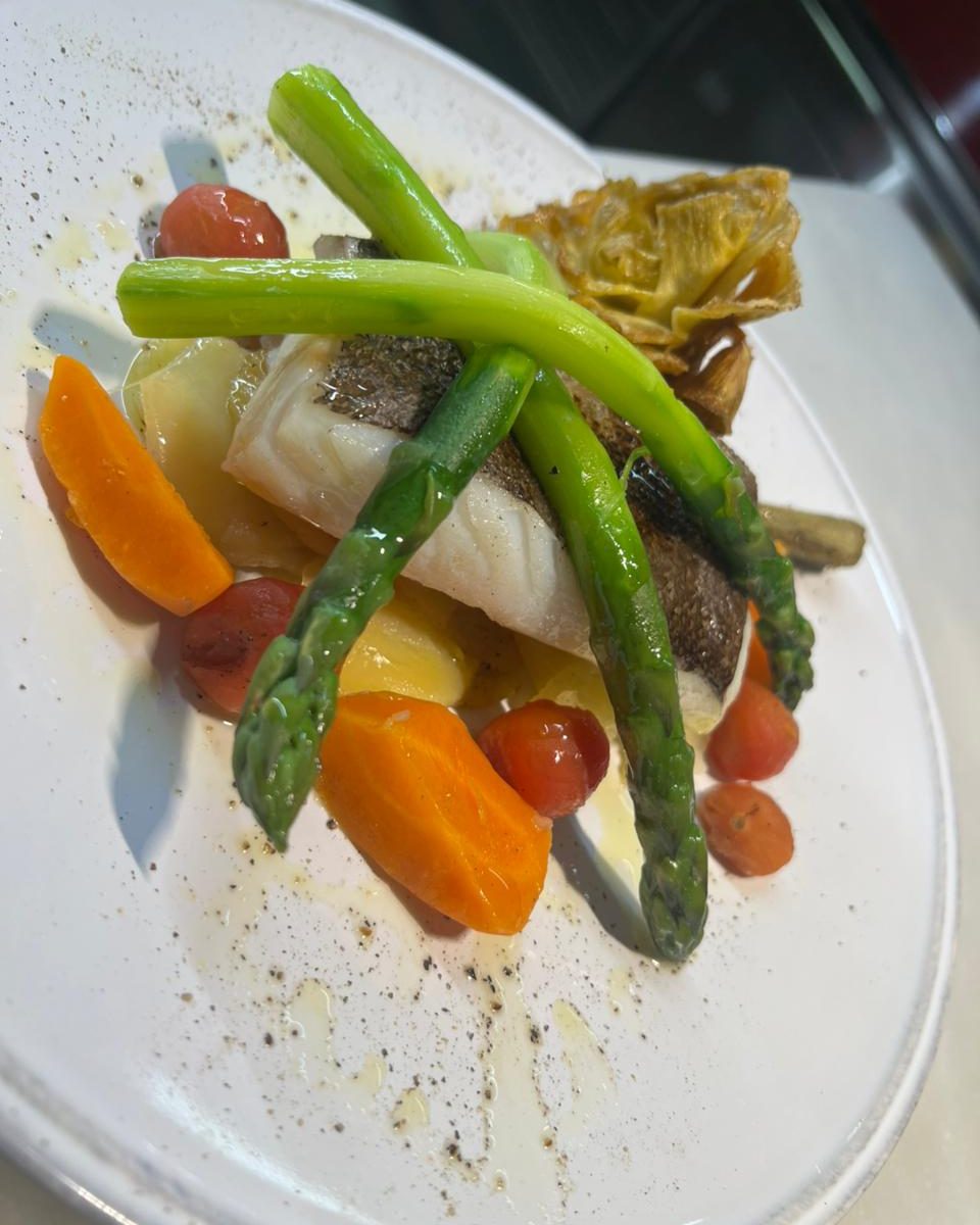 🐟🥦 RESTAURANT KRAM. EL SABOR DEL MAR FRESC I D’AVUI, PEIX I MARISC SEGONS MERCAT. A KRAM ANDORRA, cada dia és una oportunitat per sorprendre el paladar amb peix fresc d’alta qualitat, triat segons disponibilitat al mercat del peix i cuinat amb respecte absolut pel producte 💎🔥 🍽️ El protagonista? El que la llotja ens ofereix avui, amb sabor autèntic i textura impecable — llobarro, orada, rap, salmó salvatge… segons arribada! 🥦 I per acompanyar-lo, verdures fresques cuinades al dente o al gust del client: 🔸 Bròquil verd i cruixent 🔸 Espàrrecs suculents 🔸 Pastanagues dolces i aromàtiques Tot amb un toc suau d’oli d’oliva verge de primera premsada i presentació elegant que defineix el nostre estil. 🌿 A KRAM, apostem per la frescor, la naturalitat i el bon tracte, perquè cada àpat mariner sigui una experiència gourmet i propera. 📍 Vine i deixa’t seduir pel peix del dia, amb verdures que fan gaudir encara més el peix. Cuina marina de veritat, només a KRAM ANDORRA. #RestaurantKRAM #PeixSegonsMercat #PeixFrescDeQualitat #VerduresAlDente #CuinaMarina #AltaCuinaAndorrana #AndorraTéSabor #PlatsAmbCaliu #CuinaDeTemporada #SaborsAutèntics #PlatsQueSedueixen #CuinaDAutor #TerrassaAmbEncant #FoodiesAndorra #GastronomiaDeVeritat #MenjarAmbEstil #MomentsKRAM #CuinaAmbRespecte #FrescorCadaDia #SaborsDelMarc #RestaurantAndorra #andorraRestaurantes 📸🐠🥦