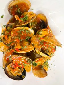 Aquesta setmana, la nostra cuina treu tot el seu potencial amb propostes irresistibles per seduir tots els paladars. Des del “salmorejo cordovès” amb pernil ibèric de gla i ou dur fins a les “zamburiñes gratinades” que fondran el cor dels amants del mar 🐚. No et perdis les navalles gallegues amb pinyons i pernil, ni el delicat musclo Bouchot cuinat al teu gust segons la temporada — fresc i gurmet. 🍷Les cloïsses gallegues “Del Carril” fetes al gust són úniques. 🌿 Si vols opcions més lleugeres: amanida de breves amb burrata i mel, verdures a la brasa amb romesco, o una exquisida esqueixada de bacallà. I pels més valents… el llamàntol blau del Cantàbric a la brasa o fregit a l’estil illenc, perfecte per compartir! 🦞 Completa l’experiència amb un foie gras amb torrades de panses i melmelades, o un carpaccio de Picanya madurada que ho diu tot en cada mos. 📍 Vine a gaudir dels suggeriments... abans que s’acabin! Cuina amb caliu, productes d’excel·lència i sabors que no s’obliden. #SuggerimentsDeTemporada #TapesGourmet #SaborsAutèntics #CuinaDelRestaurant #MarIMuntanya #MuscloBouchot #LlamàntolDelCantàbric #EsqueixadaDeBacallà #FoieGras #TastaLaQualitat #CuinaQueEnamora #SaborDeVeritat #GastronomiaDeProximitat #CarpaccioGourmet #Zamburinyes #CanyetsDeMar #NavallesGallegues #CuinaDeMercat #AmanidaCreativa #MarEnElPlat #TradicióIGust #RestaurantAmbPassió #PlatsQueSedueixen #MenjarAmbHistòria #JosperStyle #SopaCordovesaRevi #RestaurantAndorralaVella #AndorralavellaRestaurant
