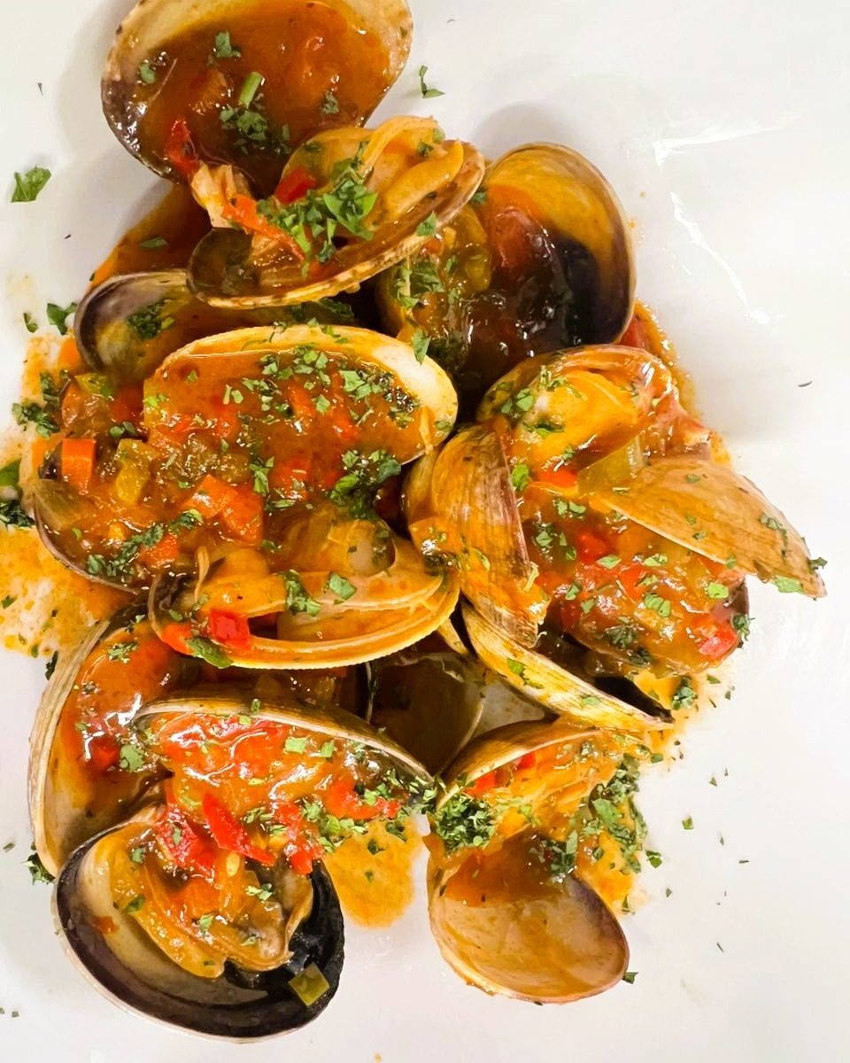 Aquesta setmana, la nostra cuina treu tot el seu potencial amb propostes irresistibles per seduir tots els paladars. Des del “salmorejo cordovès” amb pernil ibèric de gla i ou dur fins a les “zamburiñes gratinades” que fondran el cor dels amants del mar 🐚. No et perdis les navalles gallegues amb pinyons i pernil, ni el delicat musclo Bouchot cuinat al teu gust segons la temporada — fresc i gurmet. 🍷Les cloïsses gallegues “Del Carril” fetes al gust són úniques. 🌿 Si vols opcions més lleugeres: amanida de breves amb burrata i mel, verdures a la brasa amb romesco, o una exquisida esqueixada de bacallà. I pels més valents… el llamàntol blau del Cantàbric a la brasa o fregit a l’estil illenc, perfecte per compartir! 🦞 Completa l’experiència amb un foie gras amb torrades de panses i melmelades, o un carpaccio de Picanya madurada que ho diu tot en cada mos. 📍 Vine a gaudir dels suggeriments... abans que s’acabin! Cuina amb caliu, productes d’excel·lència i sabors que no s’obliden. #SuggerimentsDeTemporada #TapesGourmet #SaborsAutèntics #CuinaDelRestaurant #MarIMuntanya #MuscloBouchot #LlamàntolDelCantàbric #EsqueixadaDeBacallà #FoieGras #TastaLaQualitat #CuinaQueEnamora #SaborDeVeritat #GastronomiaDeProximitat #CarpaccioGourmet #Zamburinyes #CanyetsDeMar #NavallesGallegues #CuinaDeMercat #AmanidaCreativa #MarEnElPlat #TradicióIGust #RestaurantAmbPassió #PlatsQueSedueixen #MenjarAmbHistòria #JosperStyle #SopaCordovesaRevi #RestaurantAndorralaVella #AndorralavellaRestaurant