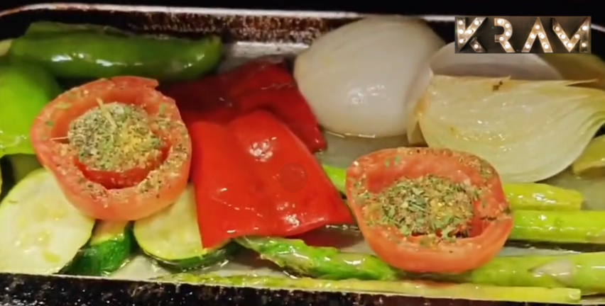 Restaurant Marisqueria KRAM. Verdures a la brasa al forn Josper un plat que parla de sabor, salut i autenticitat. Al Restaurant KRAM Andorra, les verdures no són un acompanyament: són protagonistes. Cuinades al nostre forn Josper, les verdures de temporada adquireixen una textura perfecta i un sabor fumat que sedueix tant a vegetarians com a amants de la brasa. Un plat únic per a qui busca una cuina “healthy”, equilibrada i plena de caràcter. Ideal per compartir, per complementar, o simplement per gaudir d’una proposta “vegetal” que sorprèn per la seva intensitat i frescor. Vine a KRAM GastroGrilling & OysterBar, al centre d’Andorra la Vella, i descobreix per què la nostra cuina és per a tots els gustos gastronòmics. #KramAndorra #VerduresALaBrasa #FornJosper #CuinaHealthy #VegetariansBenvinguts #CuinaDeTemporada #GastronomiaAndorrana #PlatsQueSorprenen #BrasaVegetal #AndorraLaVella #RestaurantKRAM #SaborsAutèntics #ExperiènciaKRAM #CuinaEquilibrada #JosperGrill #MenjarAmbSentit #FoodiesAndorra