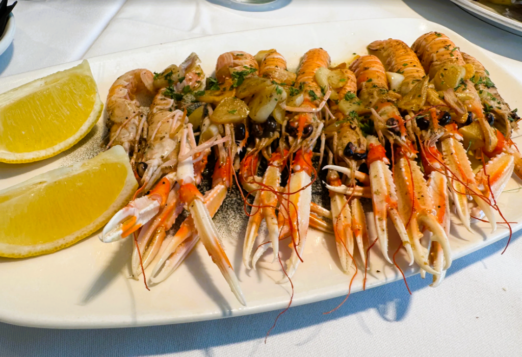 Les meilleurs avis du Restaurant d'Andorre la Vella. Super adresse pour les épicuriens qui savent apprécier la bonne cuisine, surtout le poisson. Ce fut un grand plaisir de trouver des huîtres Gillardeau. Le carpaccio "picaña" est très bon. Nous reviendrons à coup sûr lors de notre prochaine visite. Benvolgut Loïc, Moltes gràcies per les seves paraules tan generoses i pel temps que ha dedicat a compartir la seva experiència. Ens fa molt feliços saber que va gaudir de la nostra cuina, especialment del peix fresc i de les ostres Gillardeau, que seleccionem amb molta cura per oferir el millor als paladars més exigents. El carpaccio de picaña és una de les nostres propostes més apreciades, i ens alegra que l’hagi trobat tan saborós. Comentaris com el seu ens animen a continuar treballant amb passió i dedicació. Esperem amb il·lusió la seva propera visita a Andorra. Serà un plaer tornar-lo a rebre a KRAM, on sempre tindrà un lloc reservat per gaudir de bons moments i bona gastronomia. Una salutació ben cordial, L’equip del Restaurant KRAM #RestaurantKRAM #Andorra #GastronomiaAmbCaràcter #OstresGillardeau #CarpaccioDePicaña #ClientsQueEstimenLaCuina 