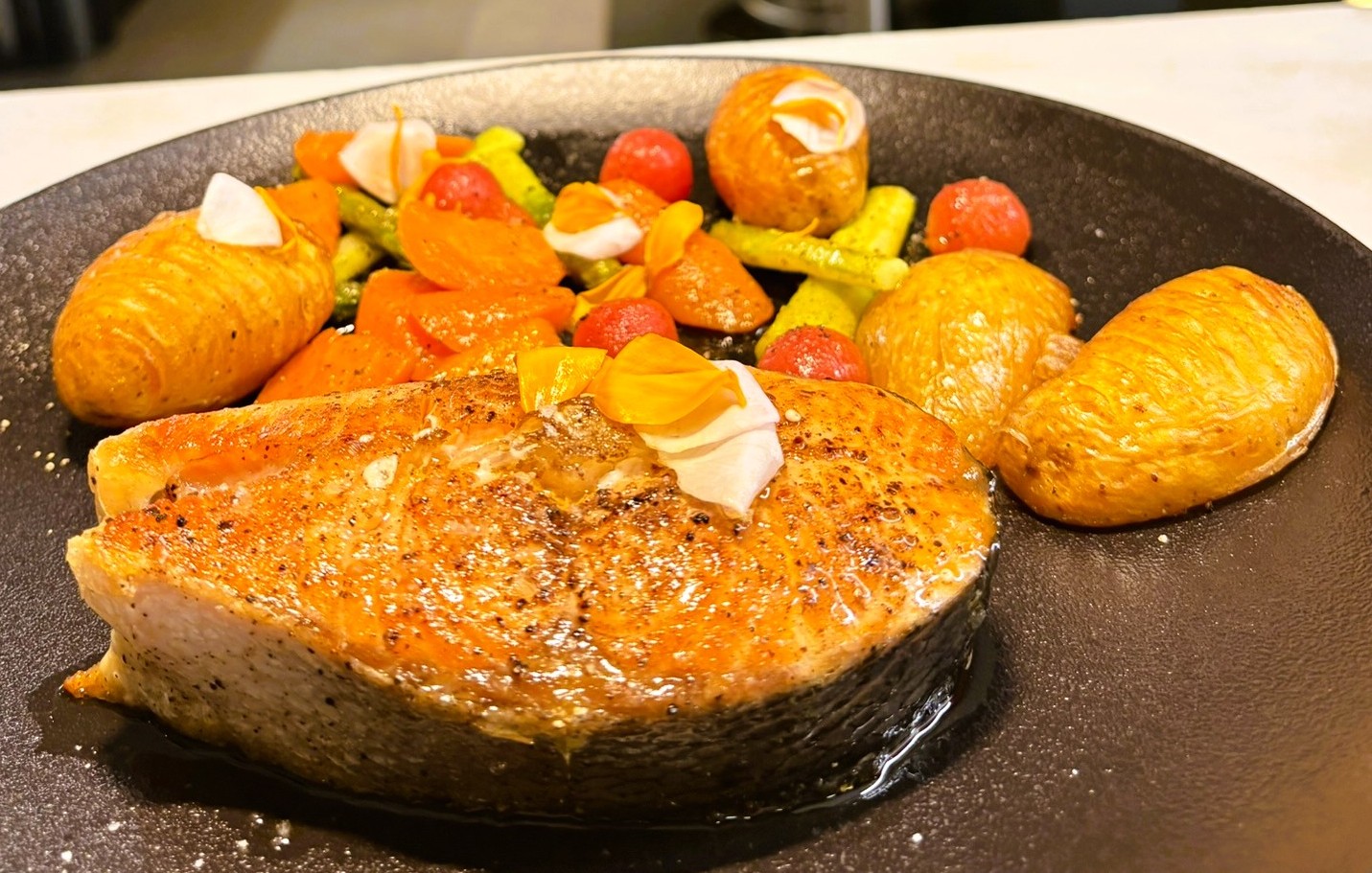 🔥🐟 Salmó salvatge a la brasa amb verduretes naturals una joia gastronòmica amb un sabor que només trobaràs a KRAM Andorra. Al cor d’Andorra la Vella, el Restaurant KRAM et convida a descobrir un plat que combina frescor, equilibri i cocció perfecta: 🥗 El nostre salmó salvatge, cuinat al forn Josper al dente com les verduretes, conserva tot el seu sabor autèntic i la textura melosa, acompanyat de verdures naturals seleccionades amb cura. Cada mossegada al Salmó és una experiència i un sabor únic que es diferencia dels salmons que acostumem a trobar en altres llocs. Qualitat, respecte pel producte i passió per la brasa.  Ideal per als amants del peix fresc, cuina saludable amb sabors que deixen empremta. 📍 Vine a gaudir-lo a KRAM GastroGrilling & OysterBar, al centre comercial d’Andorra la Vella. Reserva la teva taula i deixa’t sorprendre per la nostra cuina d’excel·lència. #KramAndorra #SalmóSalvatge #CuinaALaBrasa #FornJosper #GastronomiaAndorrana #PeixFresc #VerduretesNaturals #CuinaDeQualitat #RestaurantKRAM #AndorraLaVella #SaborsAutèntics #ExperiènciaKRAM #MenjarDeLuxe #CuinaMediterrània #JosperGrill #PlatsQueEnamoren #Restaurantandorra #Marisqueriaandorra #FornJosper #Cuinaautentica