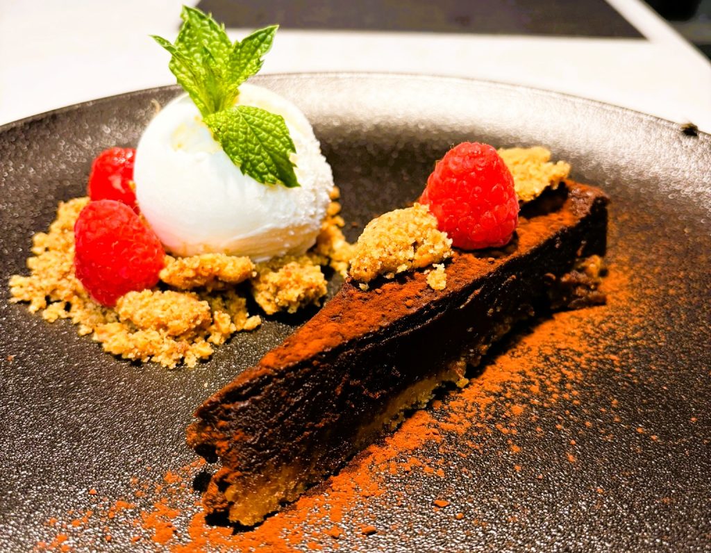 🍫🍋🍦 Dolç final a KRAM Andorra. Perquè un bon àpat mereix una gran cloenda… les postres casolanes del nostre restaurant són una autèntica obra d’art per al paladar. ✨ Descobreix la combinació irresistible: – Pastís de xocolata intens i cremós – Crema de llimona amb el toc cítric perfecte – Gelat de nata suau i delicat – Crumble de nou cruixent i aromàtic Tot elaborat amb cura pel nostre Xef, pensat per seduir els sentits i deixar-te amb ganes de tornar. 📍 Vine a KRAM GastroGrilling & OysterBar, al centre d’Andorra la Vella, i deixa’t sorprendre per una carta que cuida cada detall — des de la brasa fins a la dolçor,. #KramAndorra #PostresCasolanes #PastísDeXocolata #CremaDeLlimona #GelatDeNata #CrumbleDeNous #DolçFinal #GastronomiaAndorrana #RestaurantAmbEncant #CuinaDeQualitat #FoodiesAndorra #ExperiènciaKRAM #PlatsQueSedueixen #AndorraLaVella #CuinaCreativa#RestaurnatAndorralaVella #Cuinaandorrana  