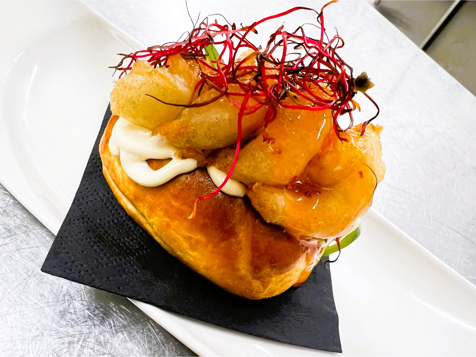 KRAM RESTAURANT GASTRONÒMIC, CARNS AL JOSPER & BAR D’OSTRES I CHAMPAGNES al cor d’Andorra la Vella 📍 km 0 gastronòmic, envoltat de les botigues més reconegudes del país.