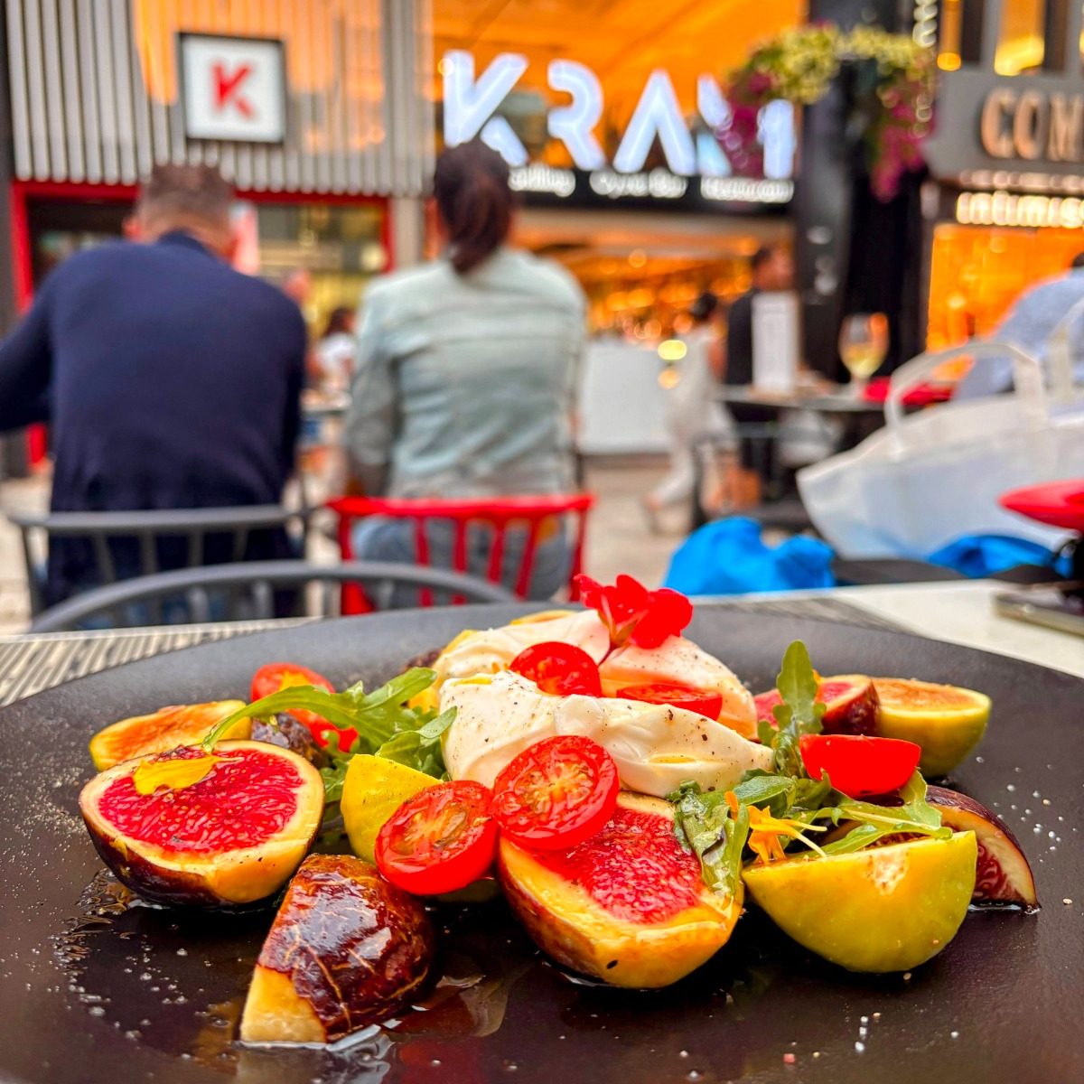 ✨ Sugerencias prémium que despiertan los sentidos En Restaurant KRAM, cada plato es una declaración de sabor, técnica y producto. Nuestra selección prémium está pensada para los paladares más exigentes, con ingredientes de temporada y elaboraciones que respetan la esencia de cada receta. 🍠 Crema de boniato con ganache de foie gras 🍞 Coca de Folgueroles con pimiento escalivado y anchoas “00” 🥩 Cecina de vaca WAGYU 🍅 Salmorejo cordobés con huevo duro y jamón ibérico 🦞 Arroz con bogavante y almeja gallega de Carril 🦪 Mejillón de Bouchot al gusto: brasa, ajillo, vapor o marinera 🐚 Cañaillas (caracoles de pincho) 🔥 Zamburiñas gratinadas 🦞 Bogavante azul del Cantábrico frito al estilo de las islas 🧈 Bogavante azul del Cantábrico a la brasa con mantequilla de hierbas 🦆 Foie gras con tostadas de pan con pasas y mermeladas de manzana y tomate 🥦 Verduras a la brasa (Josper) con salsa romesco 🦐 Cigalitas salteadas 🐟 Esqueixada de bacalao con aceitunas Kalamata y tomate rallado 🥩 Carpaccio de picaña de vaca madurada con vinagreta de tomates deshidratados, piñones y lascas de parmesano reggiano 📍 Te esperamos en Restaurant KRAM para descubrir una cocina que combina tradición, producto y creatividad en cada plato. #RestaurantKRAM #SugerenciasPremium #GastronomíaAndorra #BogavanteAzul #Wagyu #FoieGras #CocinaDeTemporada #SaboresDelCantábrico #CocinaCreativa #AltaCocina #AndorraGourmet #PlatosConAlma #ExperienciaKRAM #CocinaDeAutor #ProductoKm0