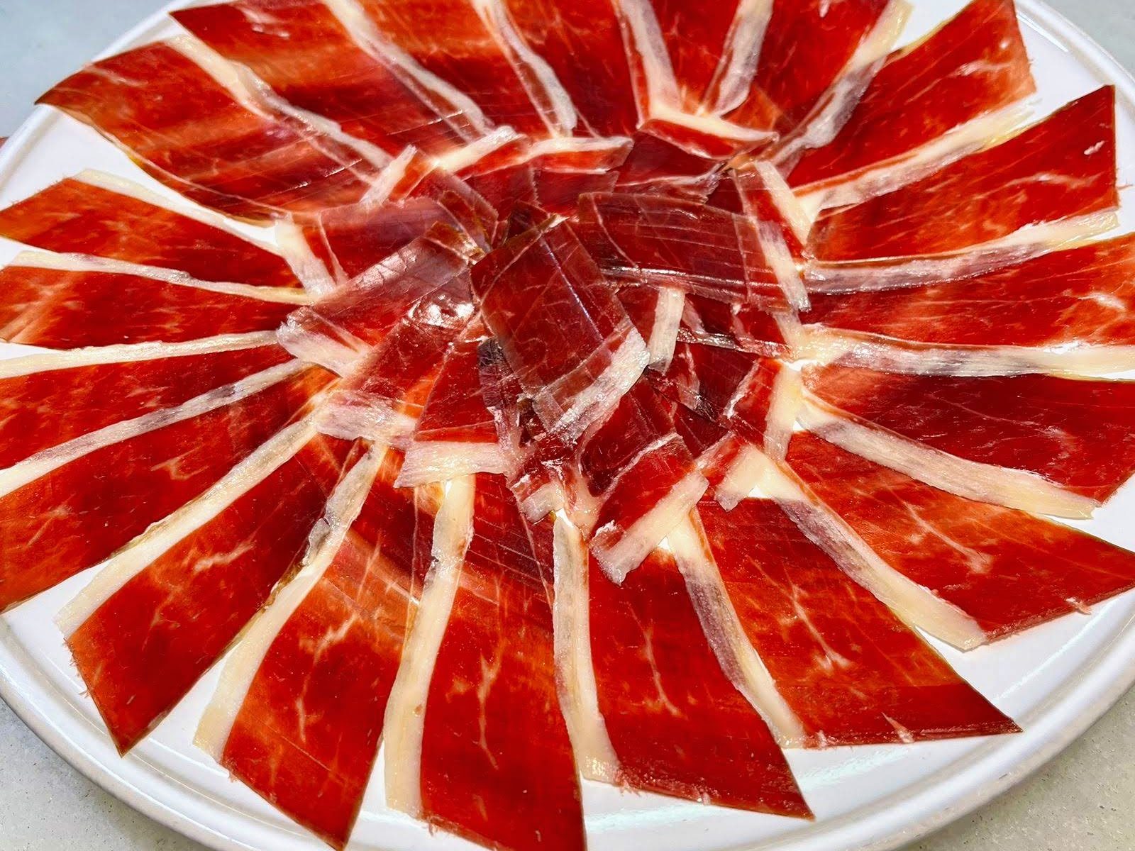 Restaurant KRAM ANDORRA ☀️ Tapes, terrassa i braves com no n’has tastat mai Quan el bon temps acompanya, la terrassa de KRAM es converteix en el lloc ideal per compartir, brindar i gaudir. Les nostres tapes casolanes tenen caràcter, però si hi ha una estrella que brilla amb llum pròpia són les patates braves KRAM: cruixents per fora, meloses per dins i amb una salsa que no trobaràs enlloc més. Salsa exclusiva de KRAM. 🍻 Amb una copa ben fresca i bona companyia, cada tarda es transforma en moment KRAM. 📍 Vine al centre comercial d’Andorra la Vella i descobreix per què les nostres braves tenen club de fans. I totes les nostres tapes.  #RestaurantKRAM #TapesKRAM #PatatesBravesKRAM #TerrassaAmbEncant #AndorraGastronòmica #TardesAmbSabor #CuinaCasolana #MomentsKRAM #BravesIrresistibles #TapesQueConquisten #TerrassaKRAM #FoodieAndorra