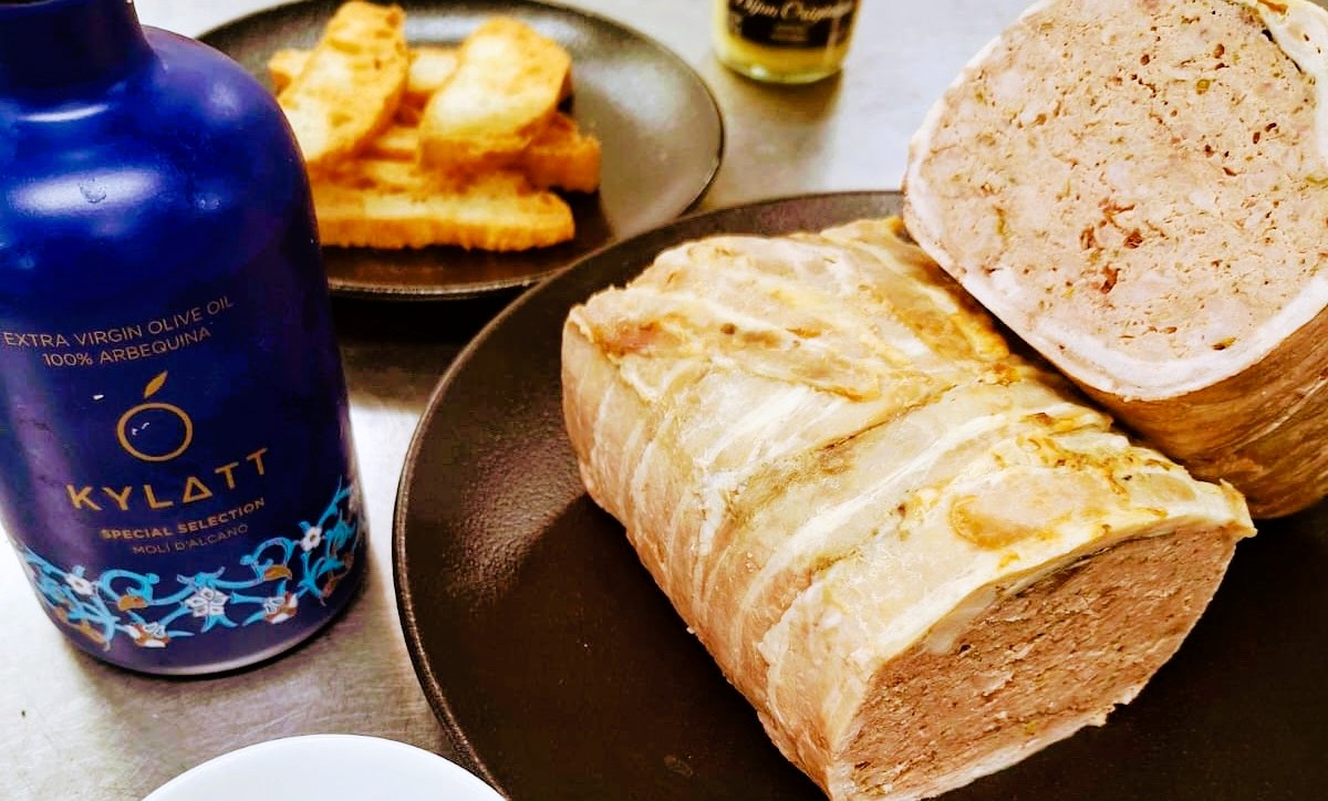 Restaurant KRAM ANDORRA. Sabor de tardor al plat Al Restaurant KRAM Andorra donem la benvinguda a la nova temporada amb una creació del nostre xef que enamora: paté de campanya casolà, elaborat amb recepta tradicional i ingredients seleccionats amb cura. La textura suau, el gust intens i l’aroma que evoca cuina d’abans el converteixen en l’entrada perfecta per als àpats de tardor. Ideal per compartir, per començar un bon dinar o per gaudir-lo amb una copa de vi. Vine a descobrir-lo i deixa’t portar pels sabors que reconforten. 📍 KRAM Andorra – Cuina amb ànima. #KRAMAndorra #GastronomiaAndorrana #PatéDeCampanya #CuinaDeTardor #ProducteCasolà #CuinaAmbÀnima #FoodieAndorra #MenjarBé #TardorGastronòmica #SaborsQueEnamoren