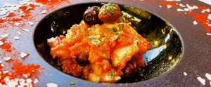 RESTAURANT KRAM ANDORRA Sabors que deixen empremta Al Restaurant KRAM, cada detall compta. Les nostres coques de Folgueroles torrades al forn Josper són el punt de partida perfecte: cruixents, fumades i plenes de caràcter. I si parlem d’icones… no pots marxar sense tastar la nostra esqueixada de bacallà casolana. Elaborada amb bacallà prèmium i amanida amb la mesura exacta que sap el nostre xef, és única a Andorra.  Ho diem clar: si la tastes, no en voldràs cap altra. Vine a descobrir per què KRAM és molt més que una marisqueria. Cuina amb ànima, producte amb identitat i tapes que parlen per si soles. #KRAMAndorra #RestaurantKRAM #CoquesDeFolgueroles #FornJosper #EsqueixadaDeBacallà #TapesGourmet #GastronomiaAndorrana #CuinaAmbCaràcter #SaborsAutèntics #AndorraLaVella #MenjarBé #ExperiènciaKRAM