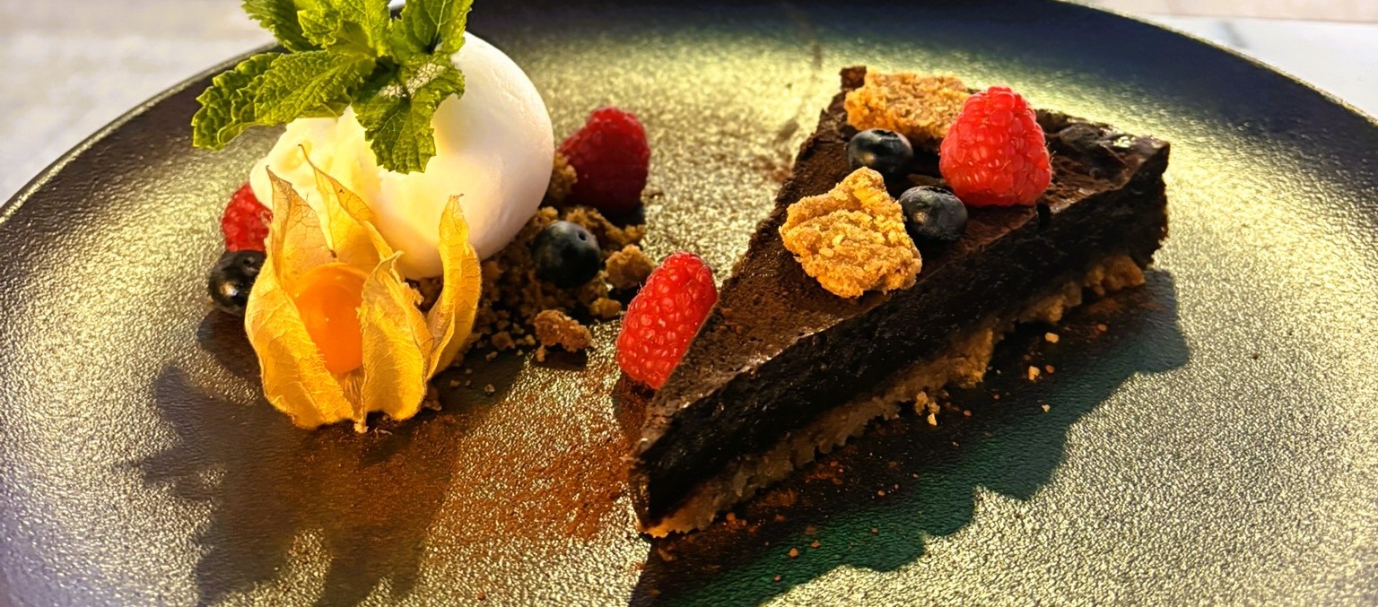 Restaurant KRAM ANDORRA 🍫 Postres que parlen amb veu pròpia. Al Restaurant KRAM, la dolçor no és només un final: és una promesa complerta. Aquest pastís de xocolata casolà es troba en aquell punt perfecte entre un Sacher intens i un fondant melós, amb una textura que es fon al paladar et fa tancar els ulls i gaudir. L’acompanyem amb gelat al gust i un toc de fruits vermells frescos, perquè cada mos sigui una combinació de contrastos i equilibri. Fet a casa, amb passió i amb xocolata de veritat. Perquè les postres, quan són bones, no es comparteixen... o sí? 📍 Vine a descobrir-lo a La Massana. #RestaurantKRAM #LaMassana #PostresCasolanes #PastísDeXocolata #SacherFondant #GelatAlGust #FruitsVermells #CuinaAmbÀnima #AndorraGastronòmica #DolçFinal #MomentsKRAM