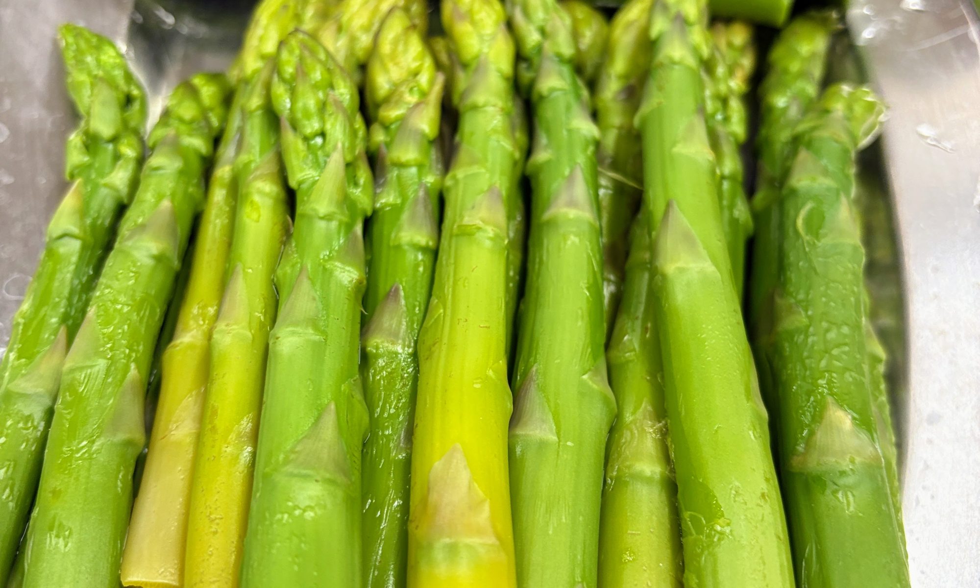Restaurant KRAM Àpats i verdures de proximitat 🌱✨ Els reis del marge: els espàrrecs “trigueros”! ✨🌱 Amb el seu gust singular, que combina tocs dolços i amargs, els espàrrecs silvestres són una autèntica joia de temporada. El seu nom prové de l’asparagina, un aminoàcid amb propietats diürètiques, i la seva versatilitat a la cuina és infinita. Al Restaurant Marisqueria KRAM els preparem en plats que uneixen tradició i creativitat: 🍳 Truita oberta d’espàrrecs de marge, xiitakes i gambes – un mar i muntanya deliciós. 🥣 Crema d’espàrrecs amb ou escalfat i crostons casolans – suau, elegant i reconfortant. 🦑 Calamarsons saltats amb espàrrecs i faves – un plat de mar i terra que et farà repetir. A Catalunya, els espàrrecs de marge són típics del Baix Llobregat, però a KRAM els portem fins al centre comercial d’Andorra la Vella per oferir-te una experiència gastronòmica única. 📍 Vine a tastar-los i deixa’t sorprendre pel nostre xef Jordi Guerrero i el seu equip, que combinen la cuina innovadora amb la tradició andorrana. #KRAMAndorra #EspàrrecsTrigueros #CuinaDeTemporada #Gastrobar #Marisqueria #FoodieAndorra #MarisqueriaKRAM